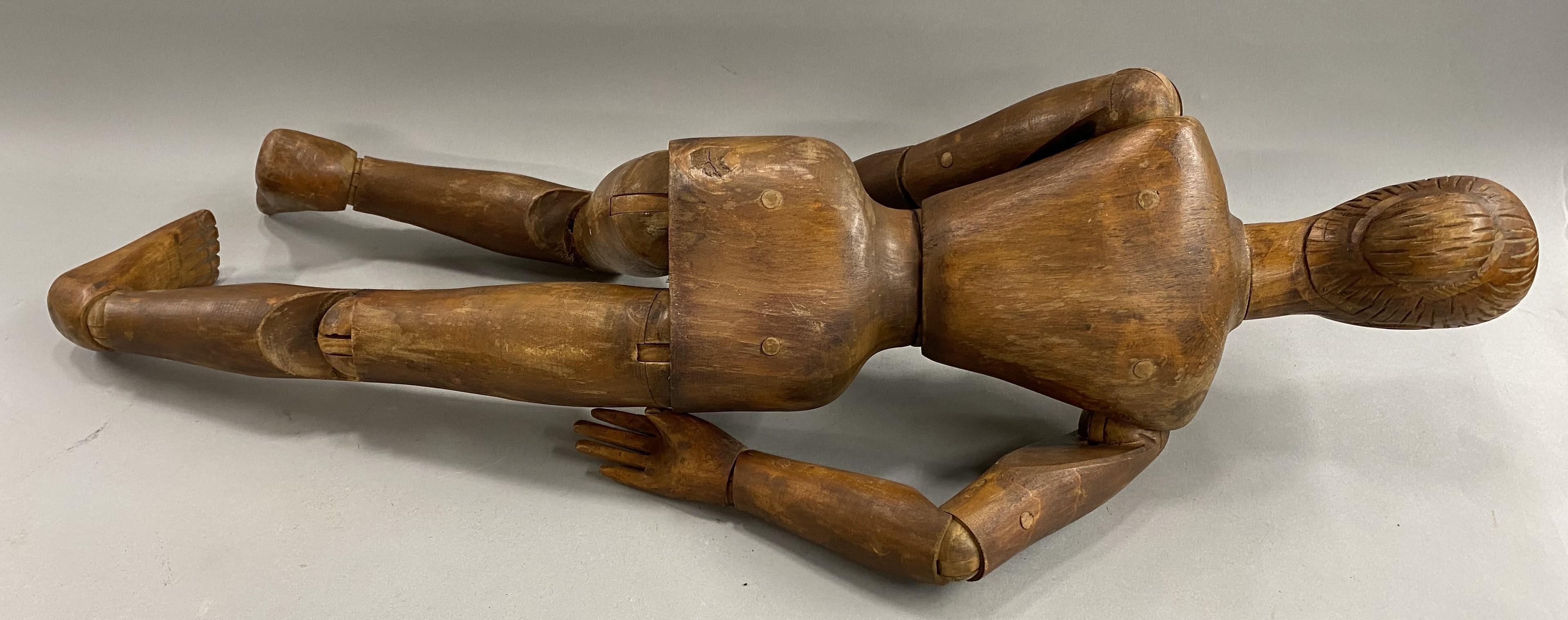 Maniquí Articulado de Madera de 32 Pulgadas de Altura con Cara y Pelo Tallados en venta 4
