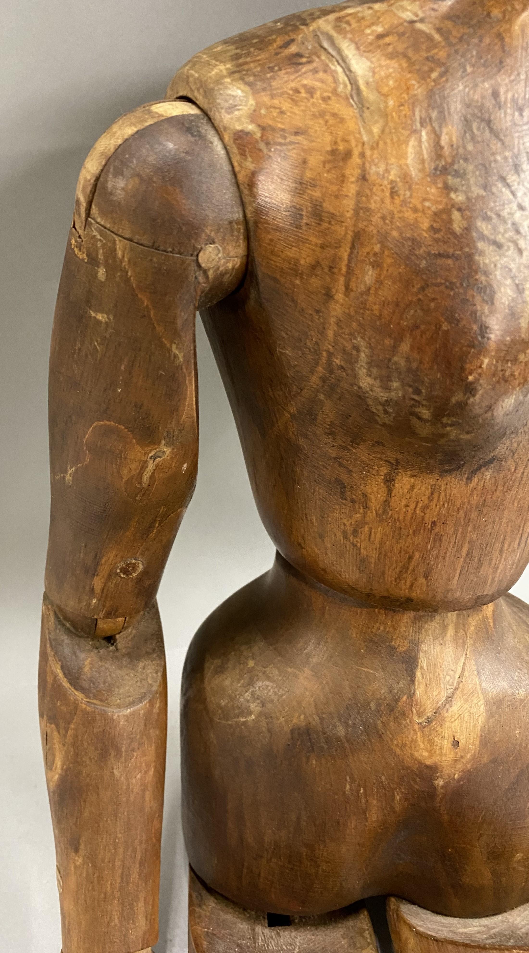 Maniquí Articulado de Madera de 32 Pulgadas de Altura con Cara y Pelo Tallados Estadounidense en venta