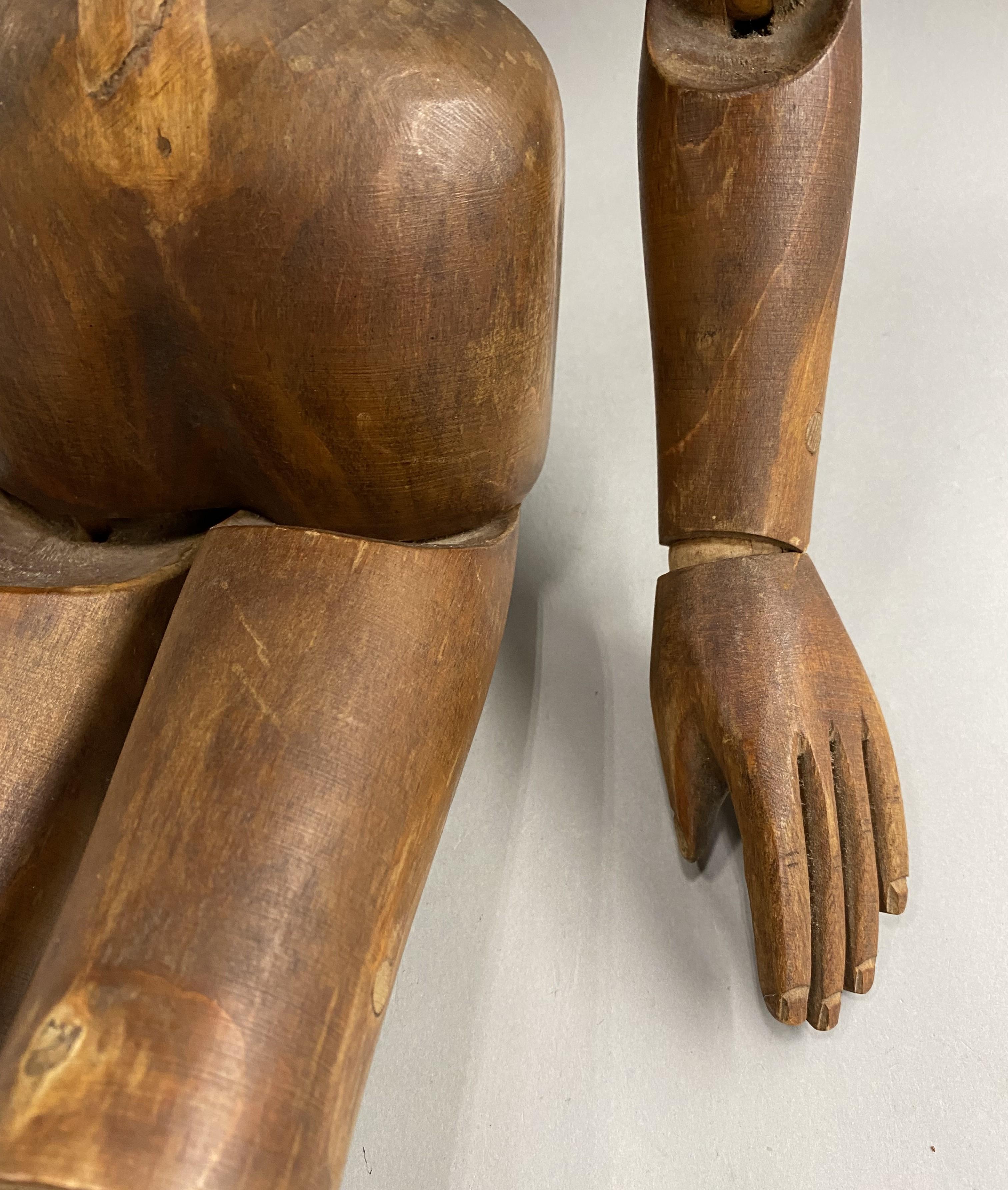 Maniquí Articulado de Madera de 32 Pulgadas de Altura con Cara y Pelo Tallados en Bueno estado para la venta en Milford, NH