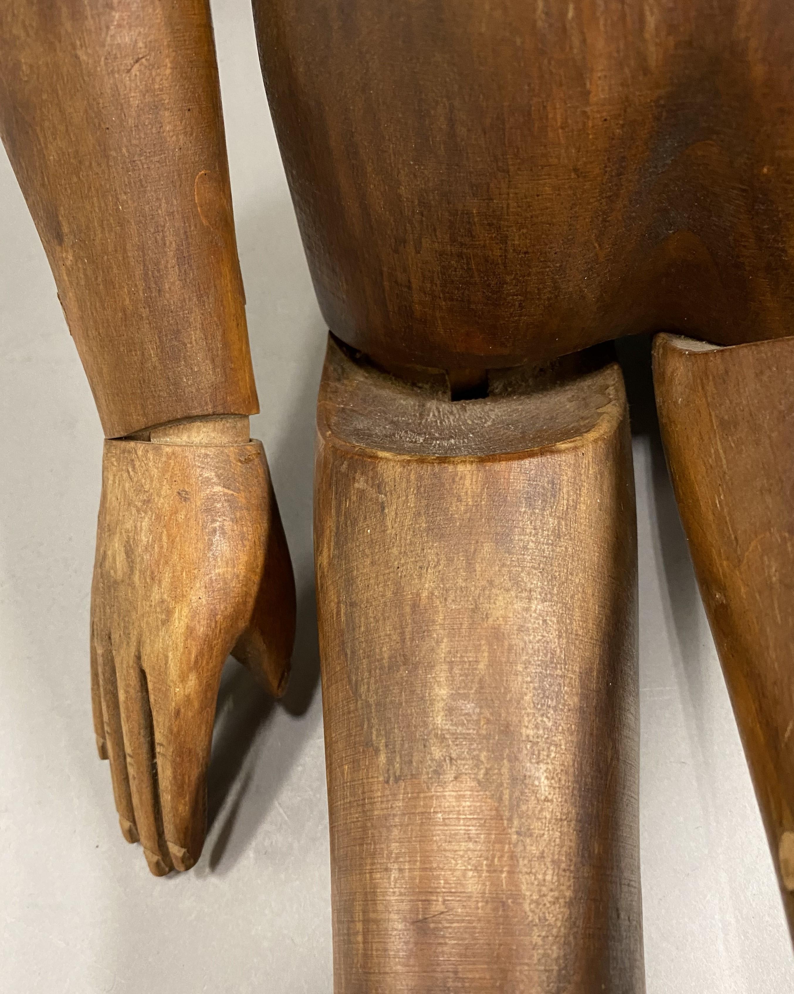 Maniquí Articulado de Madera de 32 Pulgadas de Altura con Cara y Pelo Tallados siglo XX en venta
