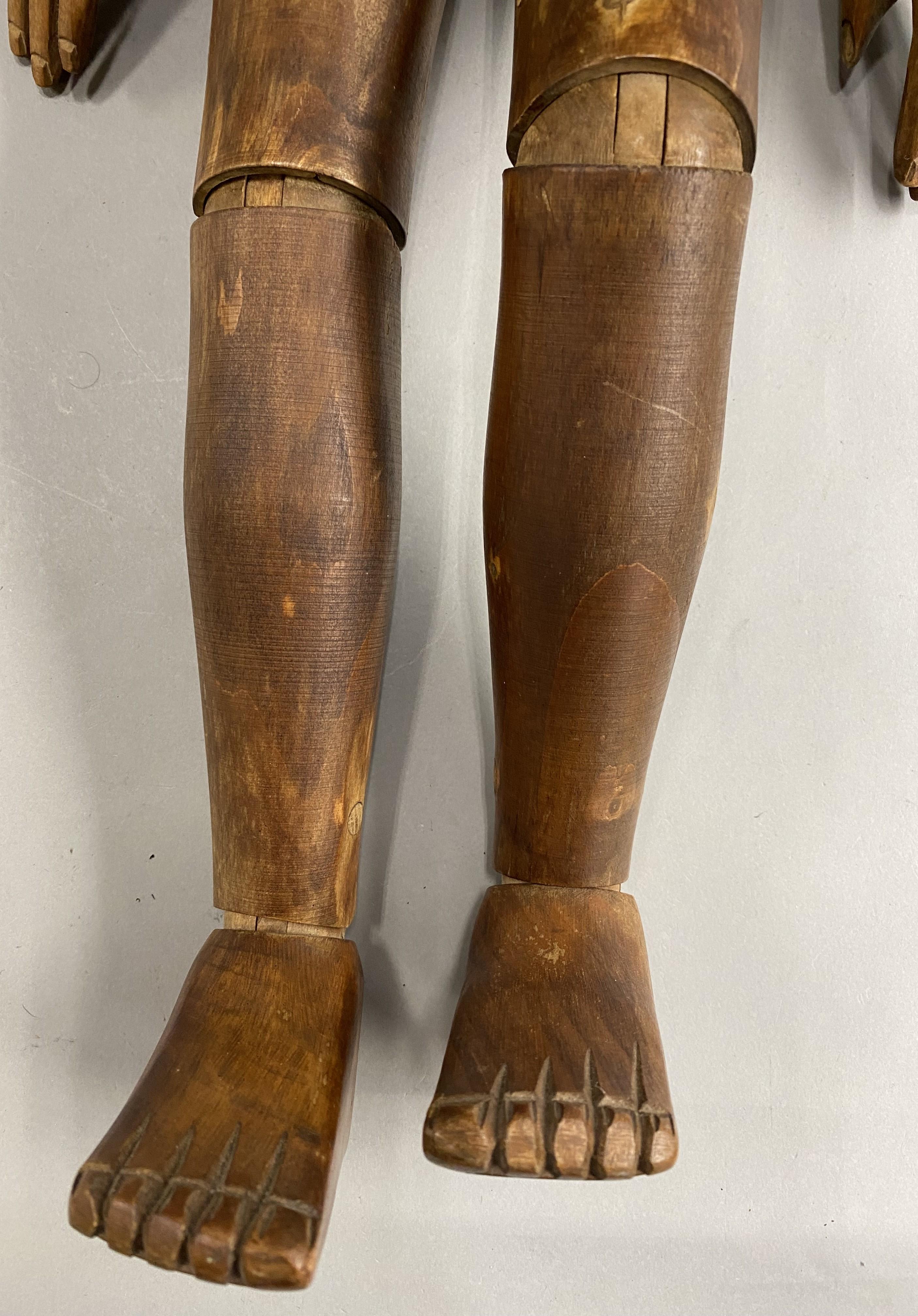 Maniquí Articulado de Madera de 32 Pulgadas de Altura con Cara y Pelo Tallados en venta 1