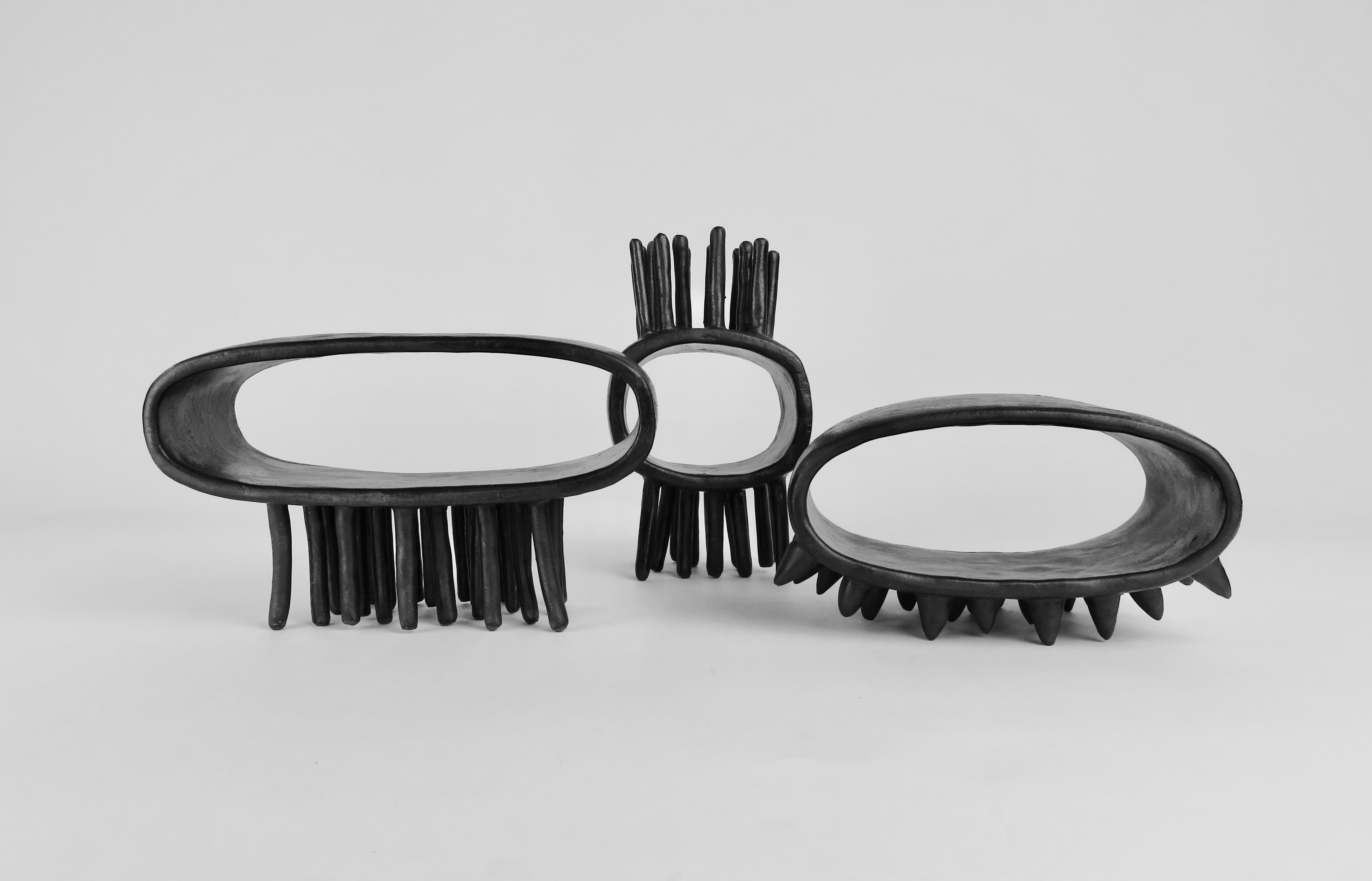 schwarz glasierte Keramik-Skulptur mit 32 Beinen im Angebot 4