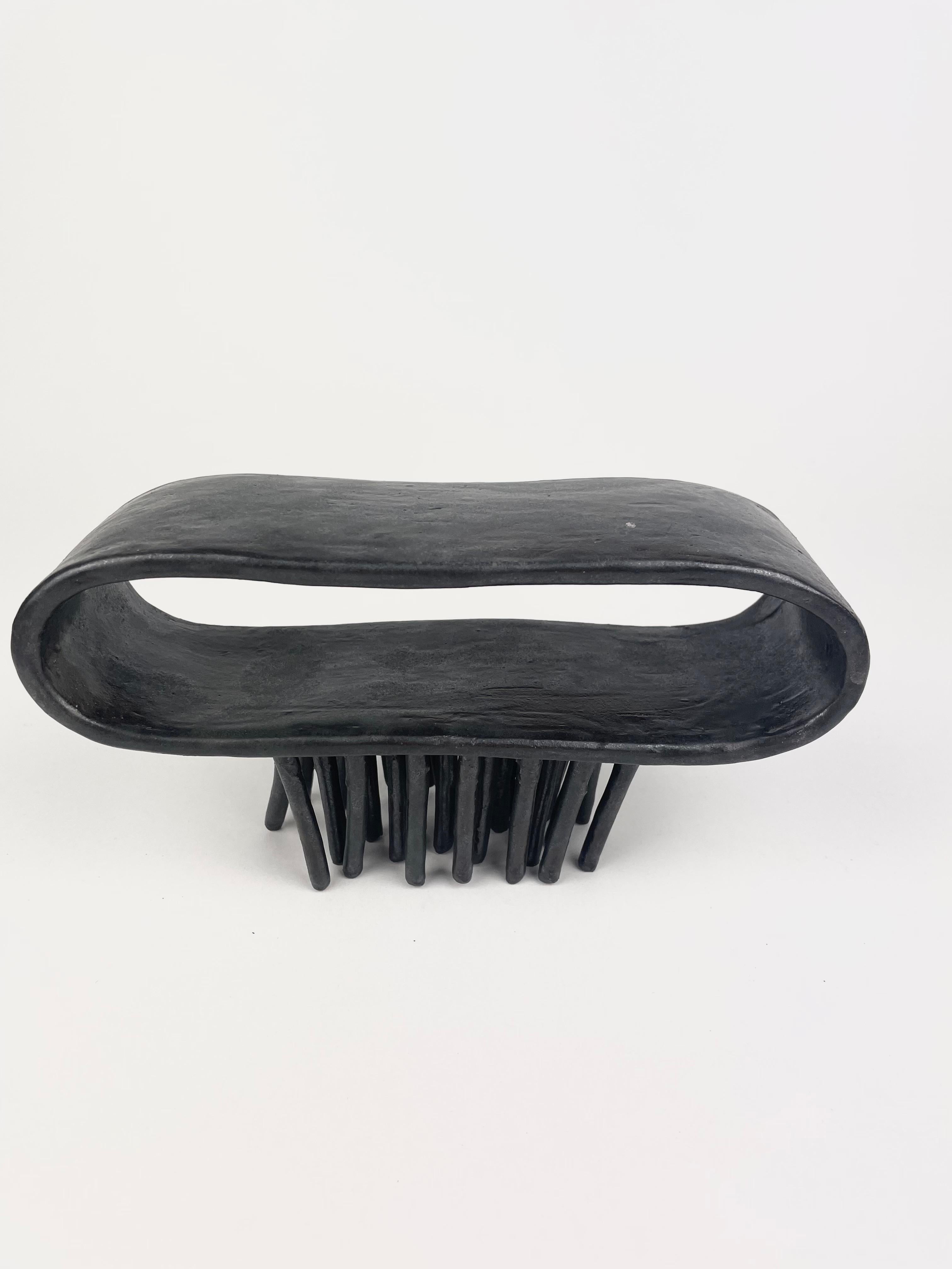schwarz glasierte Keramik-Skulptur mit 32 Beinen (amerikanisch) im Angebot