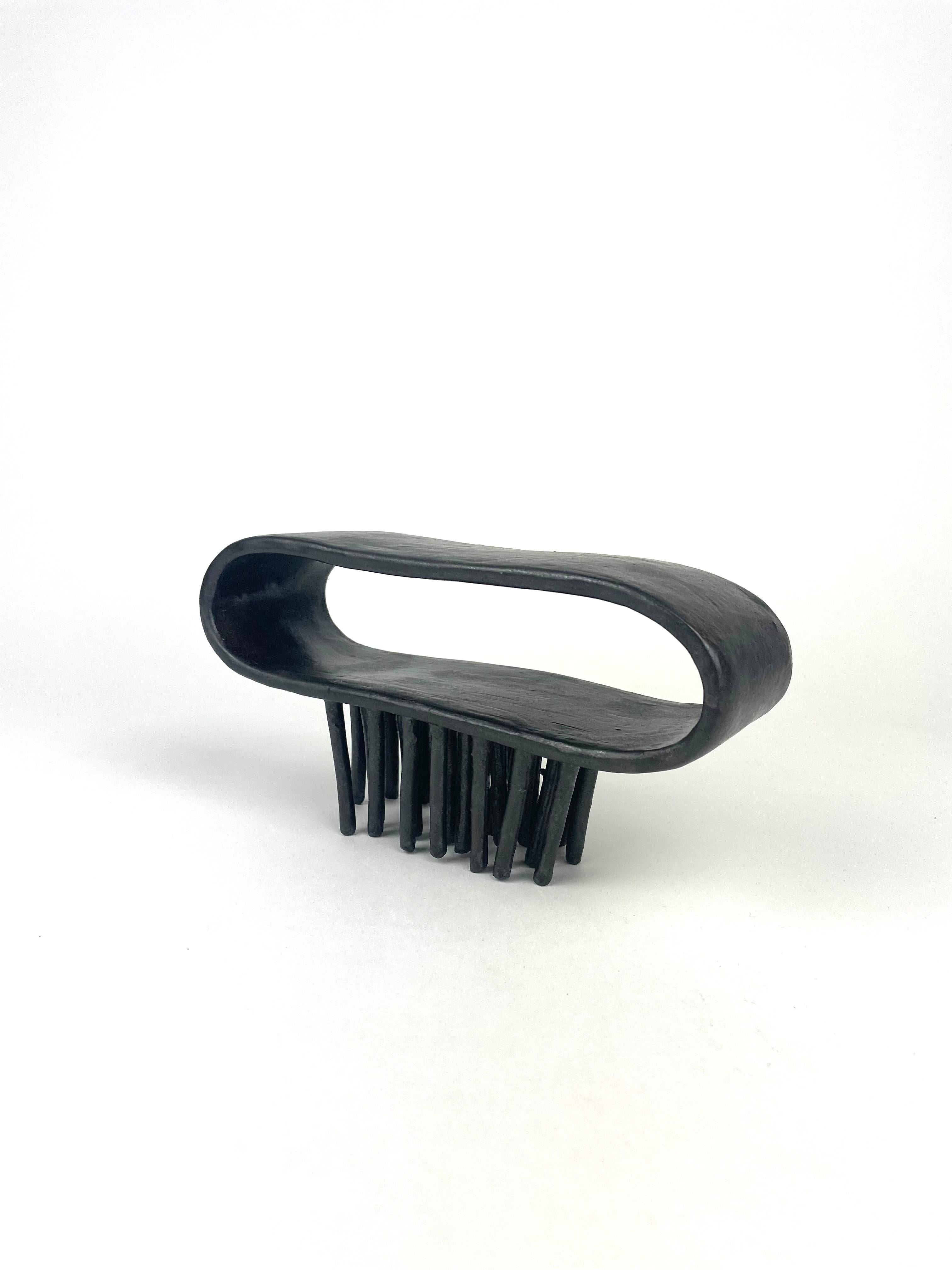 schwarz glasierte Keramik-Skulptur mit 32 Beinen (Glasiert) im Angebot