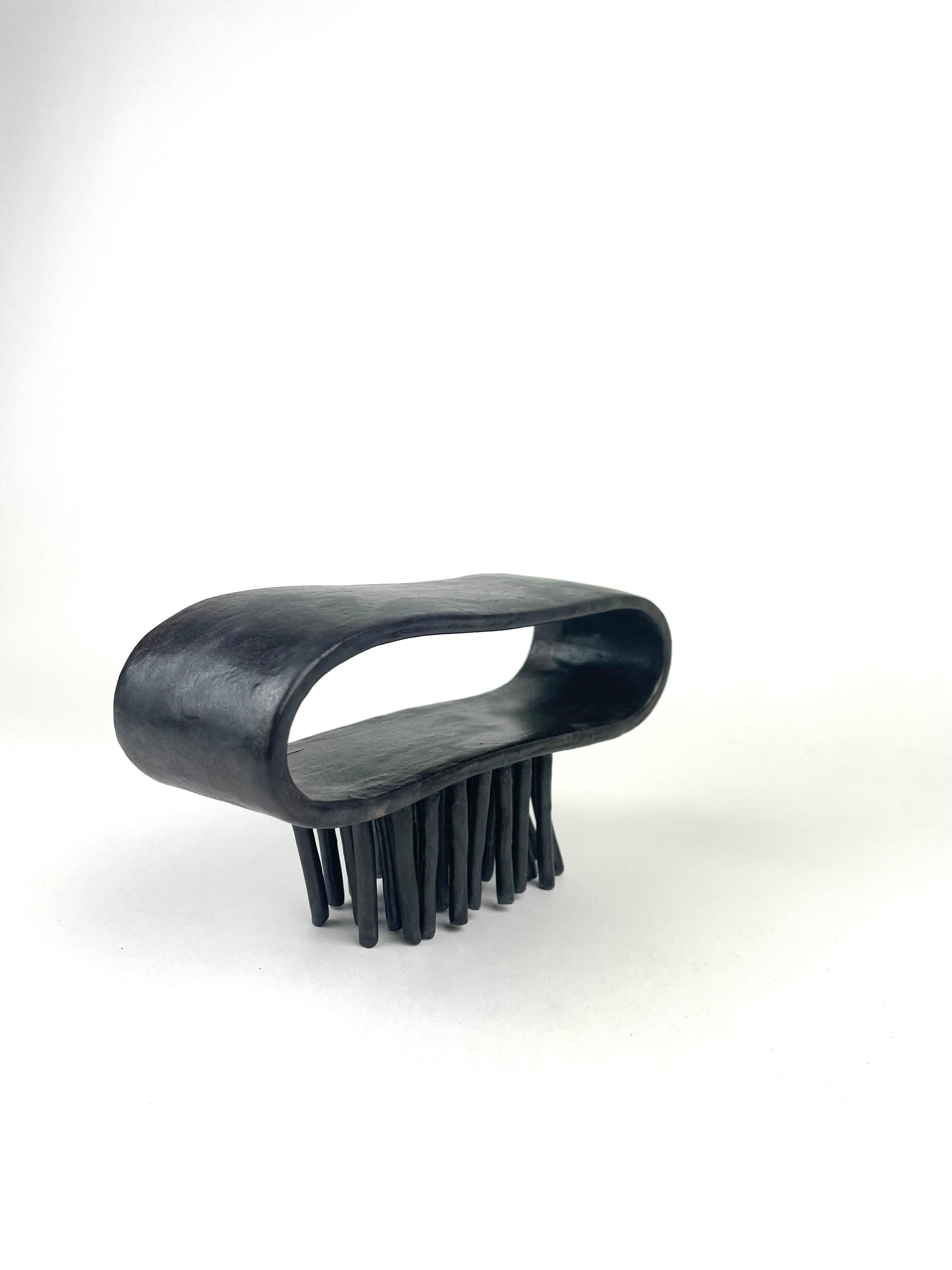 schwarz glasierte Keramik-Skulptur mit 32 Beinen im Zustand „Neu“ im Angebot in New York, NY