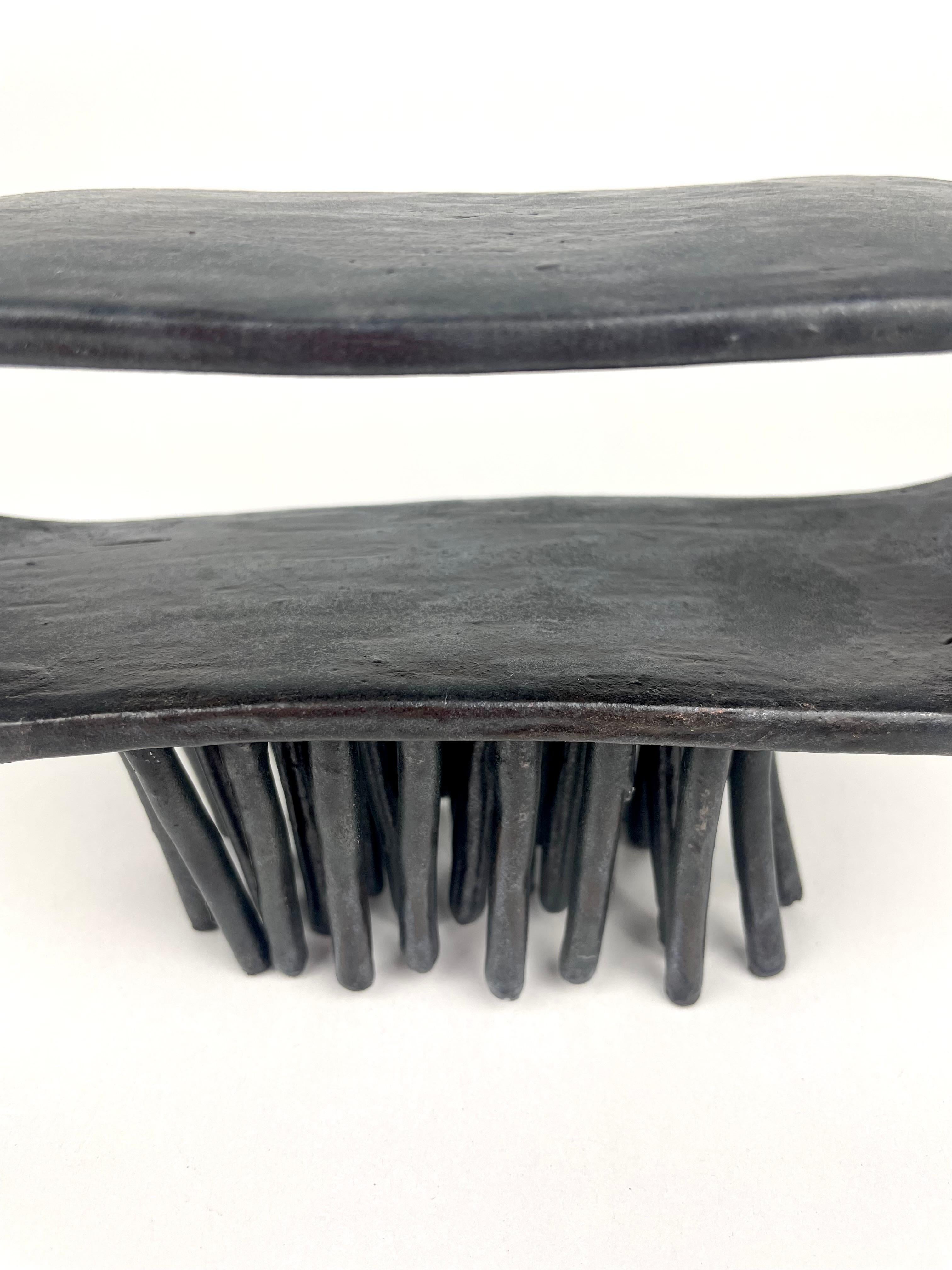schwarz glasierte Keramik-Skulptur mit 32 Beinen im Angebot 1