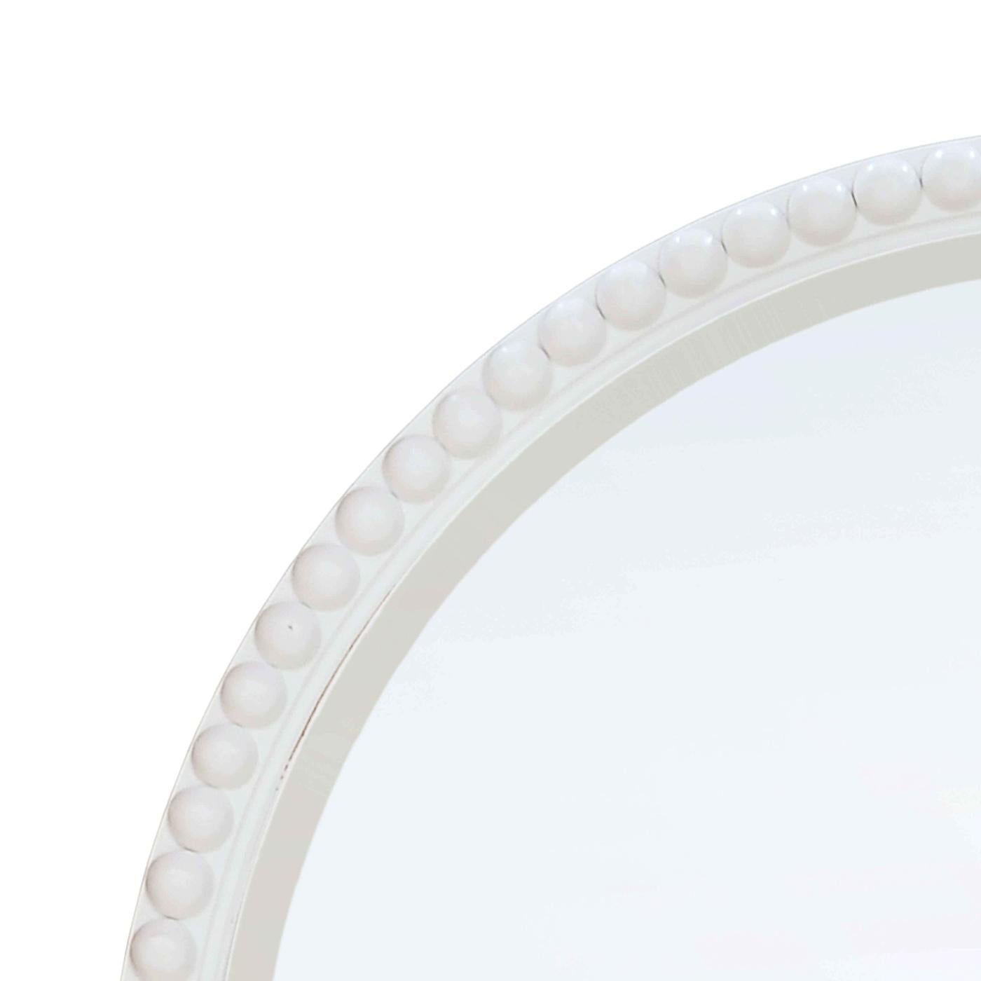 Un mélange parfait de charme rustique et d'élégance intemporelle. Ce miroir présente un cadre en acajou fini dans notre peinture blanche architecturale légèrement vieillie et orné de perles complexes, ajoutant une touche de sophistication et de
