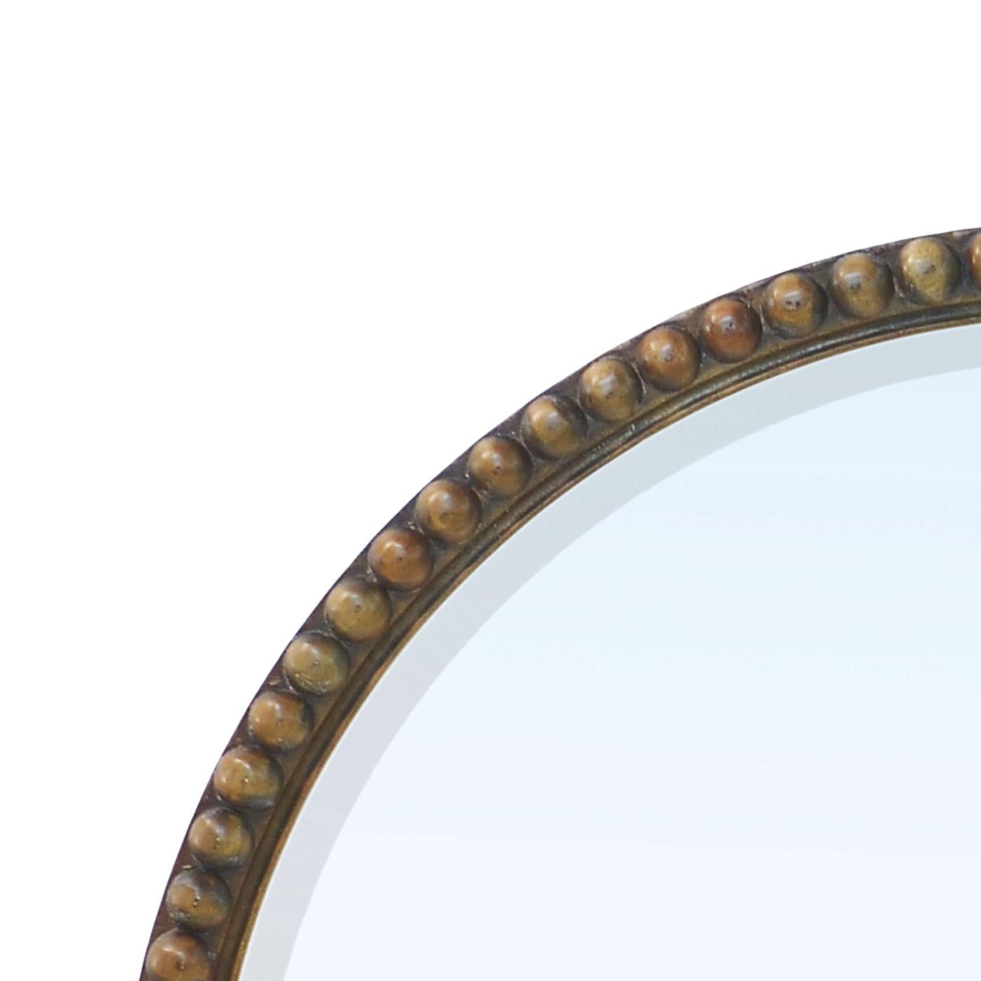 Un mélange parfait de charme rustique et d'élégance intemporelle. Ce miroir est doté d'un cadre en acajou fini dans notre laque paille et orné de perles complexes, ajoutant une touche de sophistication et de texture à n'importe quelle