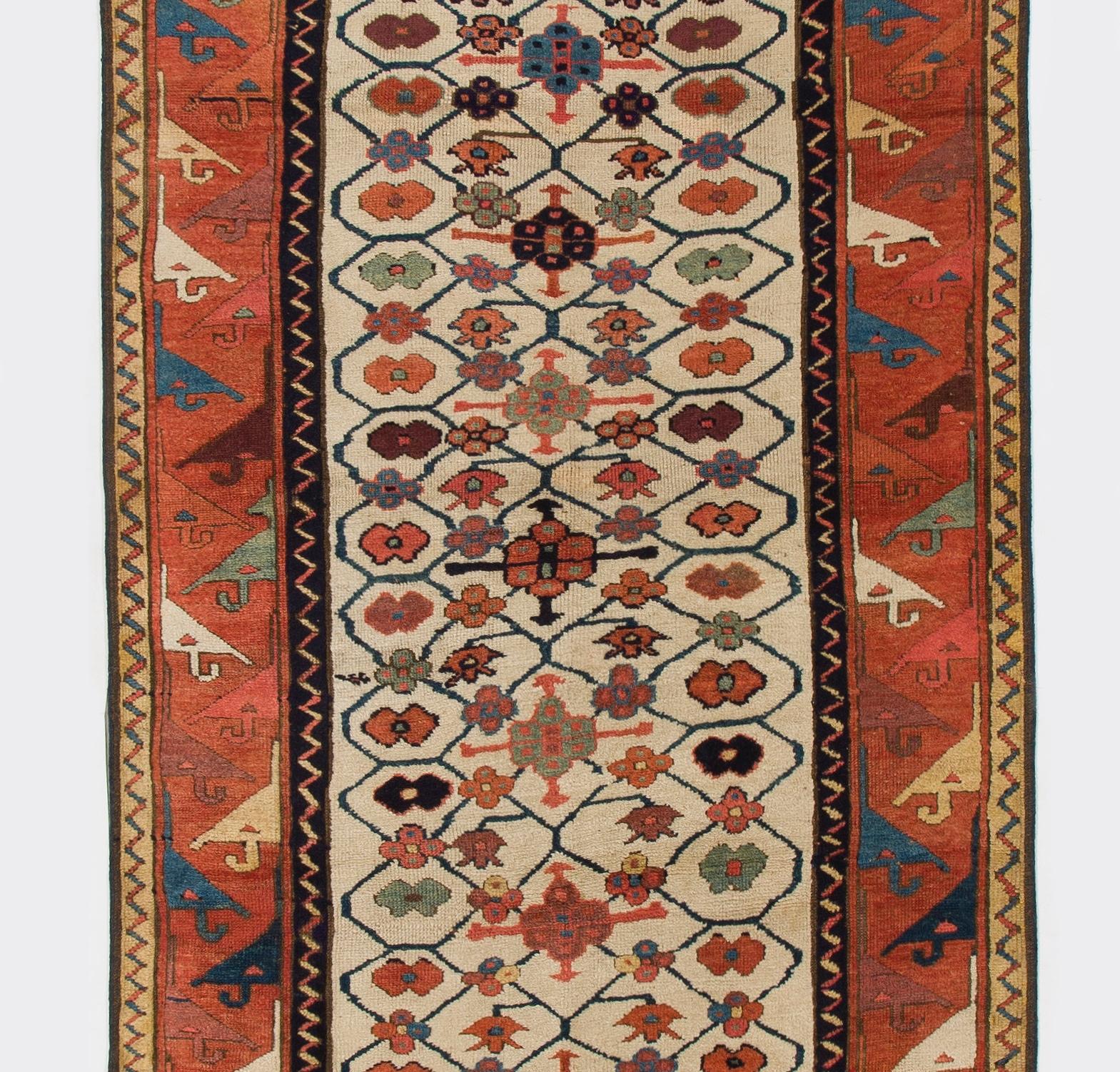 3'2'' x 10'6'' Antiker kaukasischer Moghan Kazak-Läufer. Um 1800 (Kaukasisch) im Angebot