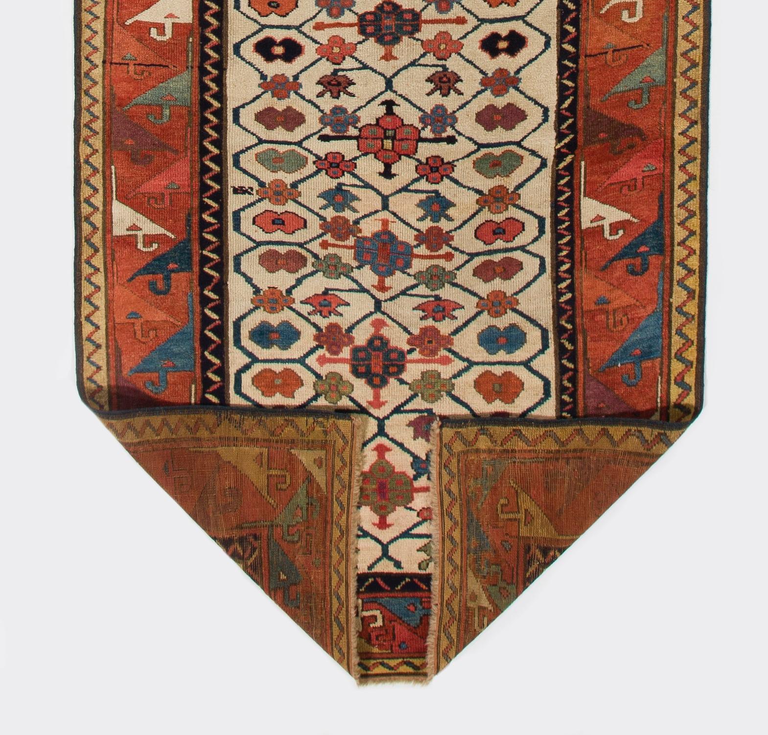 3'2'' x 10'6'' Antiker kaukasischer Moghan Kazak-Läufer. Um 1800 (Handgeknüpft) im Angebot