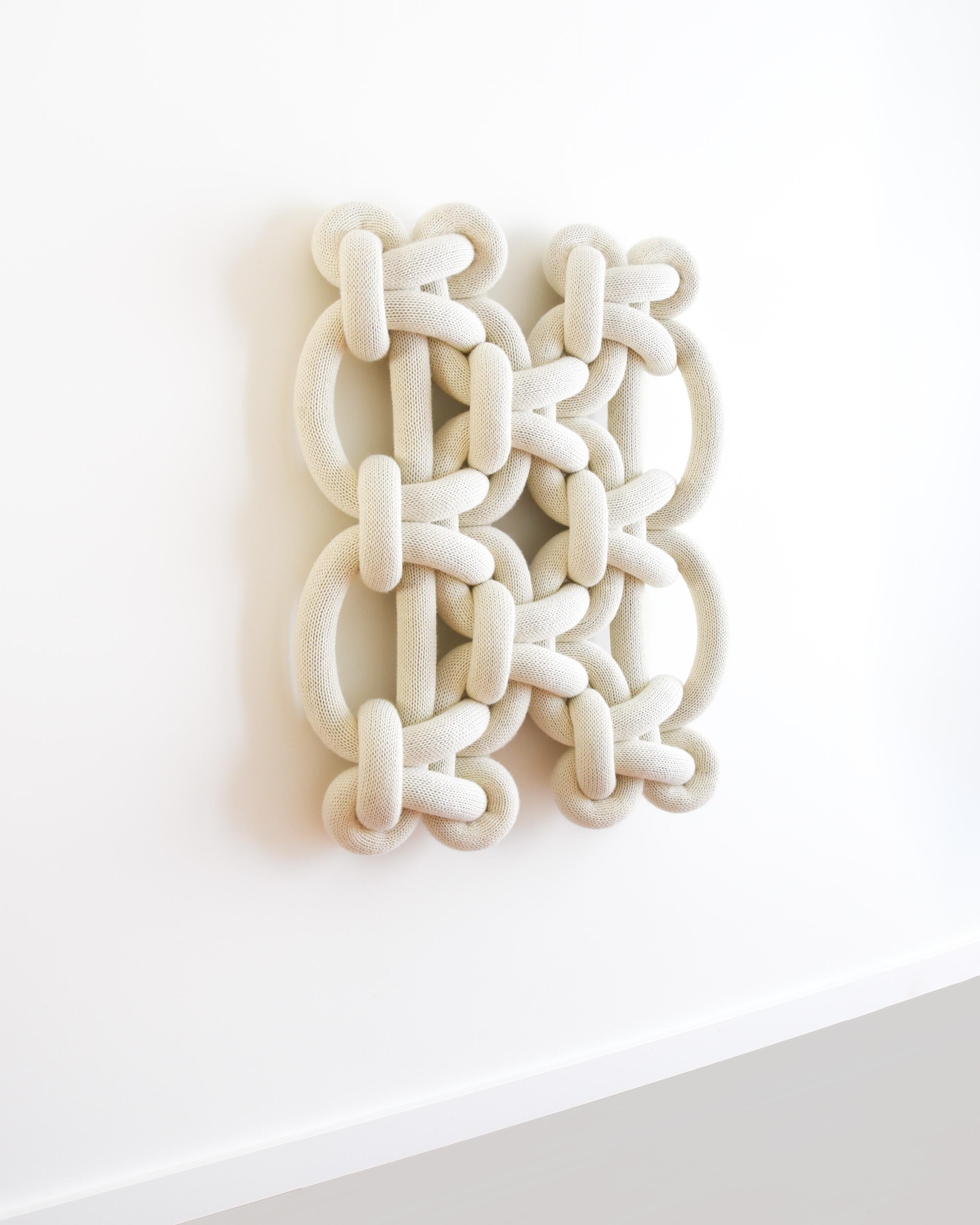 Cette tapisserie en macramé / tricot est fabriquée sur commande. Le temps nécessaire à la création de ce design est de 5 à 6 semaines.  
Cette tapisserie étant fabriquée sur commande, il faut s'attendre à de légères variations car il s'agit d'une