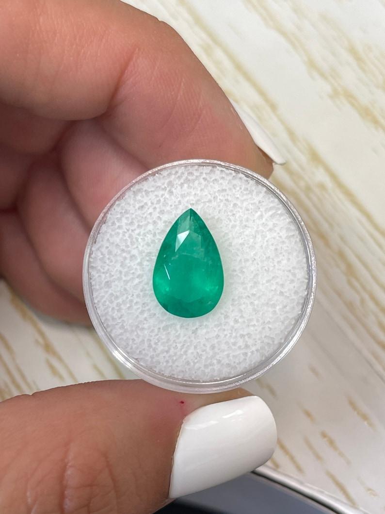 A. Stone: Smeraldo
Peso: 3,20 carati
Forma: Taglio a pera
Chiarezza: Trasparente
Lucentezza: Molto buono
Colore: Greene & Greene medio
Misure: 13,55 mm x 8,86 mm x 5,33 mm
Origine geografica: Colombia
Trattamento: Naturale, oliatura

Commenti: A