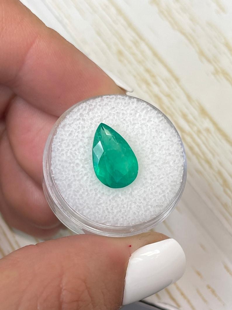 Moderno Smeraldo colombiano verde da 3,20 carati 13,5x9 - Gemma di maggio con taglio a pera in vendita