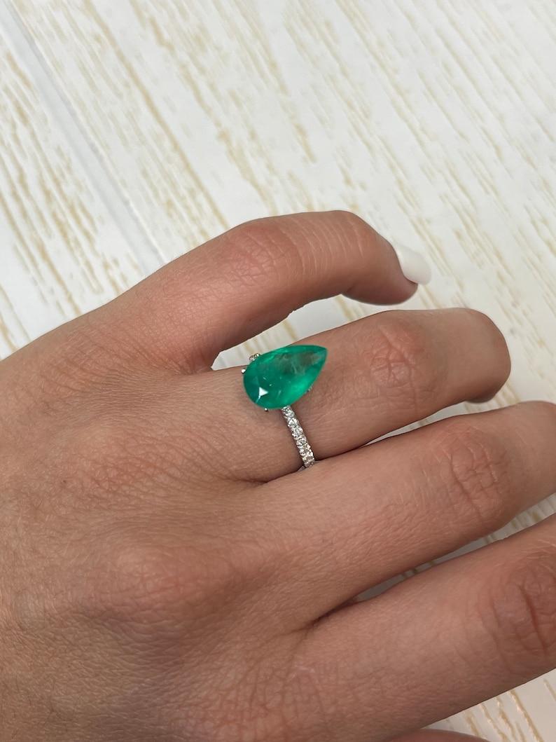 Smeraldo colombiano verde da 3,20 carati 13,5x9 - Gemma di maggio con taglio a pera in vendita 1