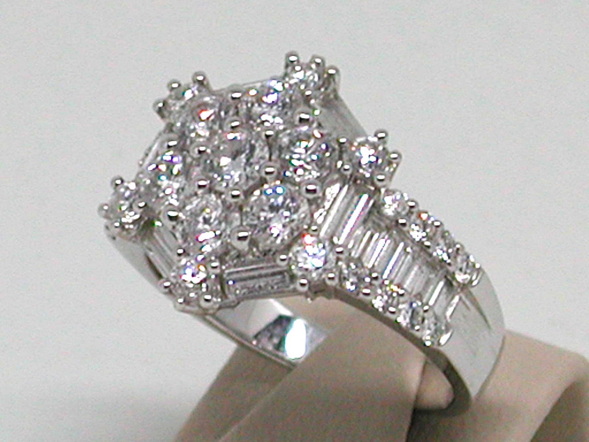 3.20 Carat 18 Karat White Gold Diamond Ring In New Condition In Antwerp, BE