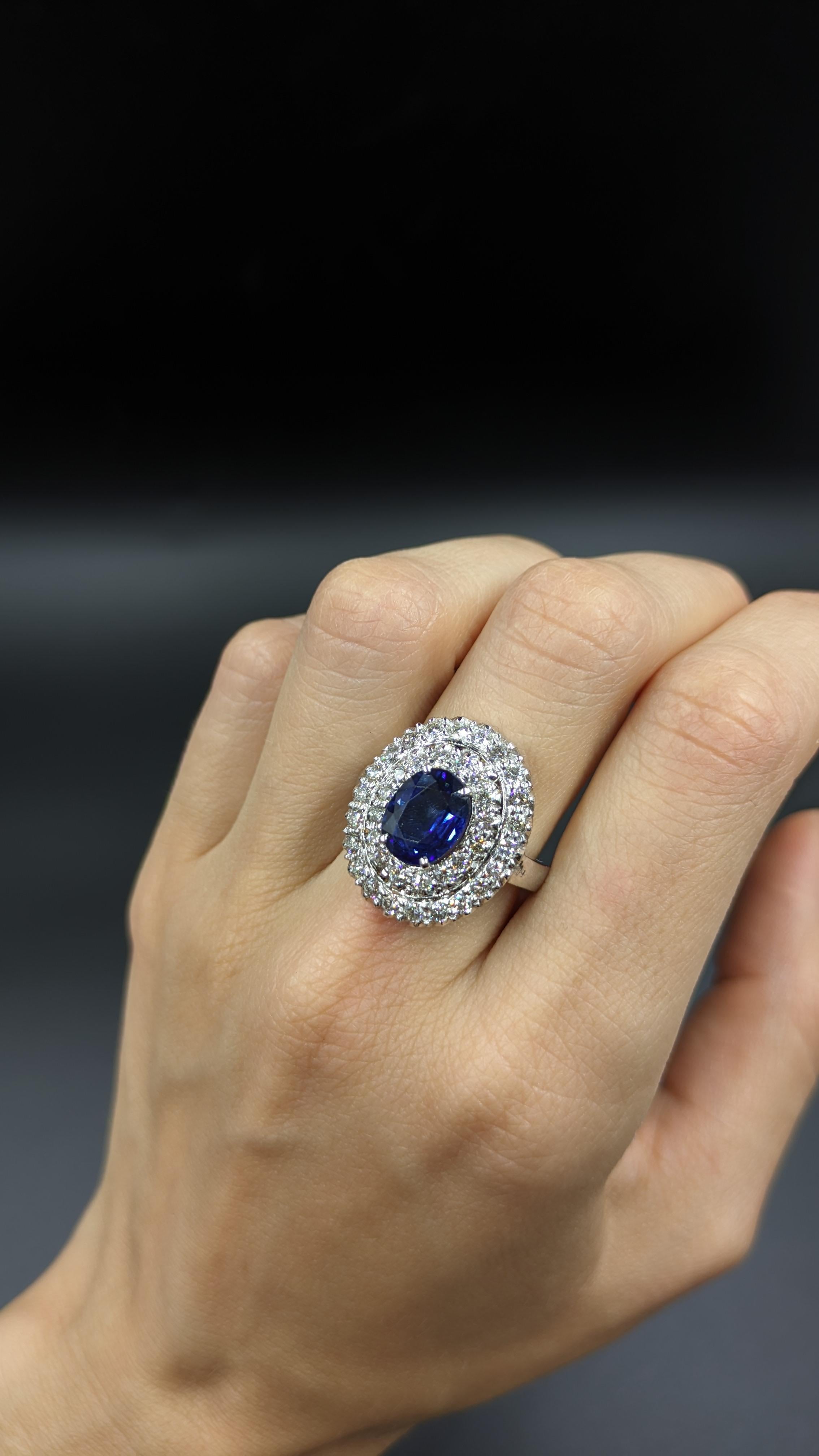 3,20 Karat Blauer Saphir Diamant-Cluster-Ring aus 18 Karat Gold (Ovalschliff) im Angebot