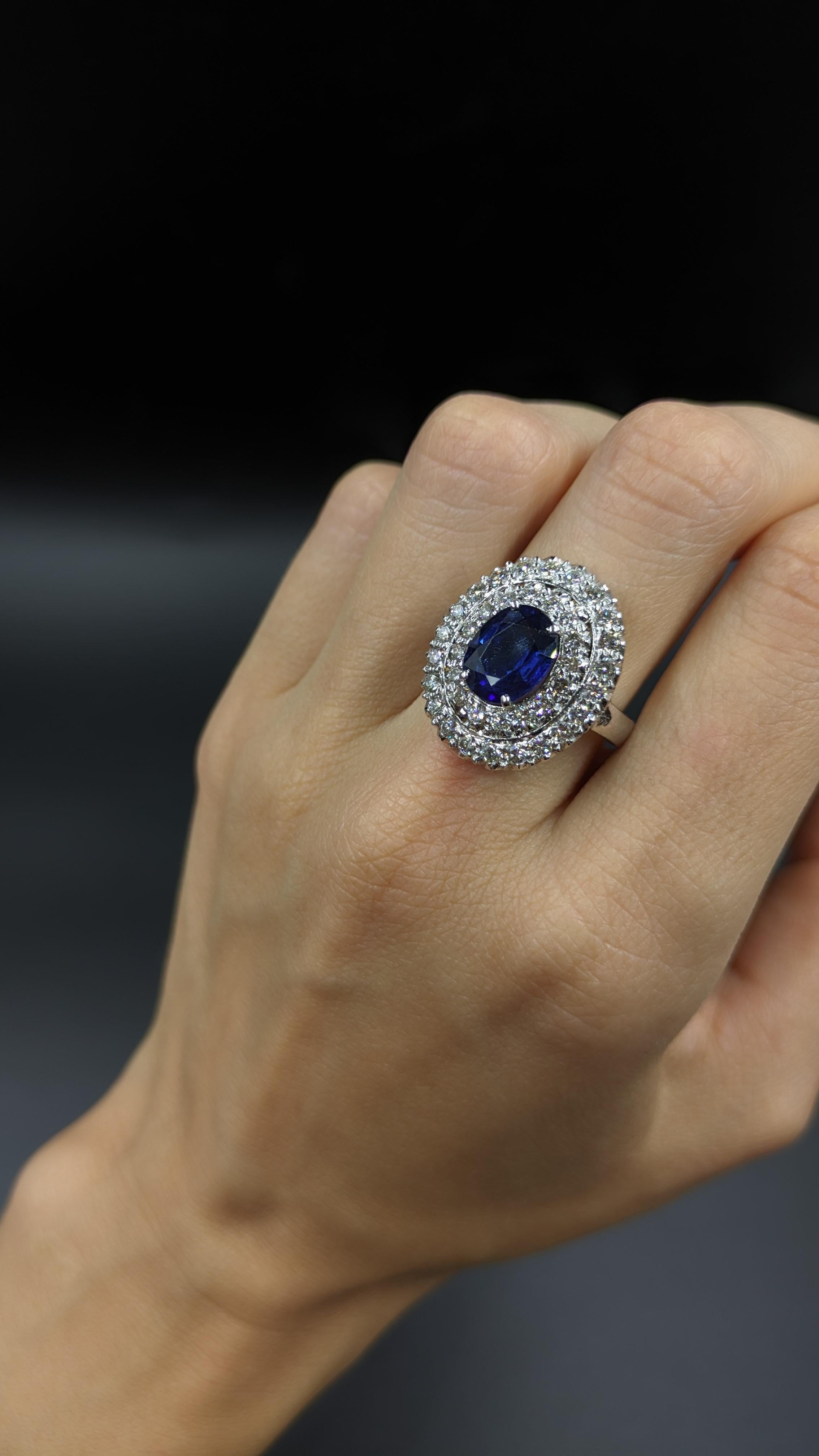 3,20 Karat Blauer Saphir Diamant-Cluster-Ring aus 18 Karat Gold im Zustand „Neu“ im Angebot in New York, NY