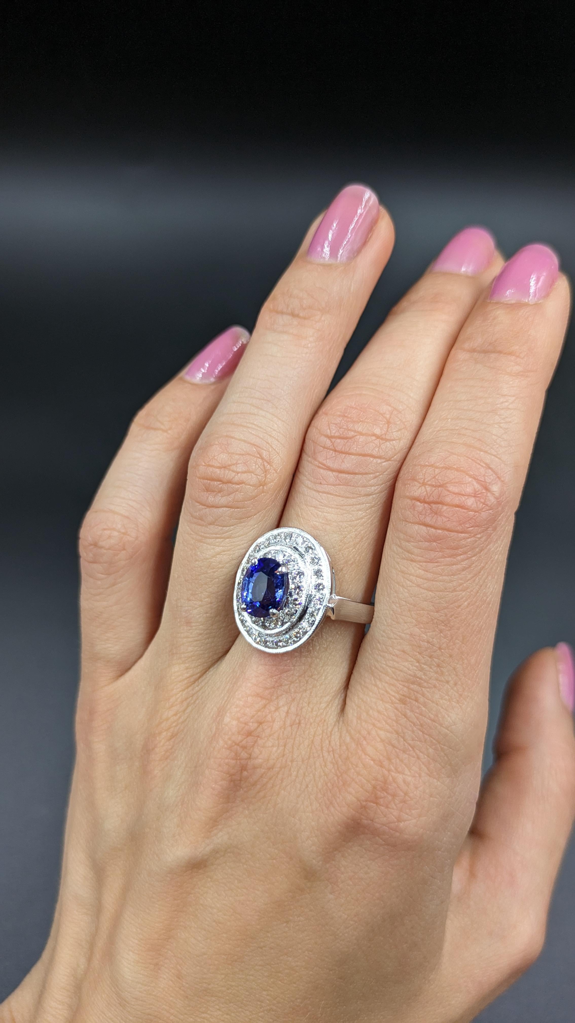 Anello a grappolo con zaffiro blu e diamanti da 3,20 carati in oro 18 carati in vendita 2