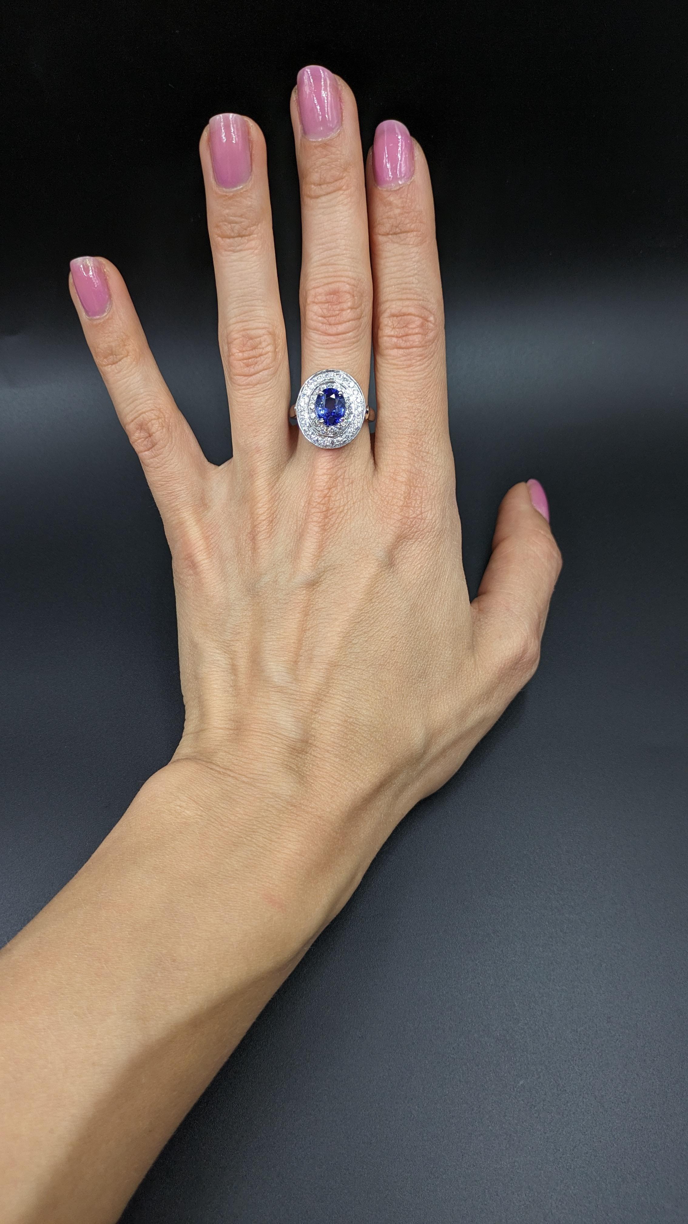 Anello a grappolo con zaffiro blu e diamanti da 3,20 carati in oro 18 carati in vendita 3