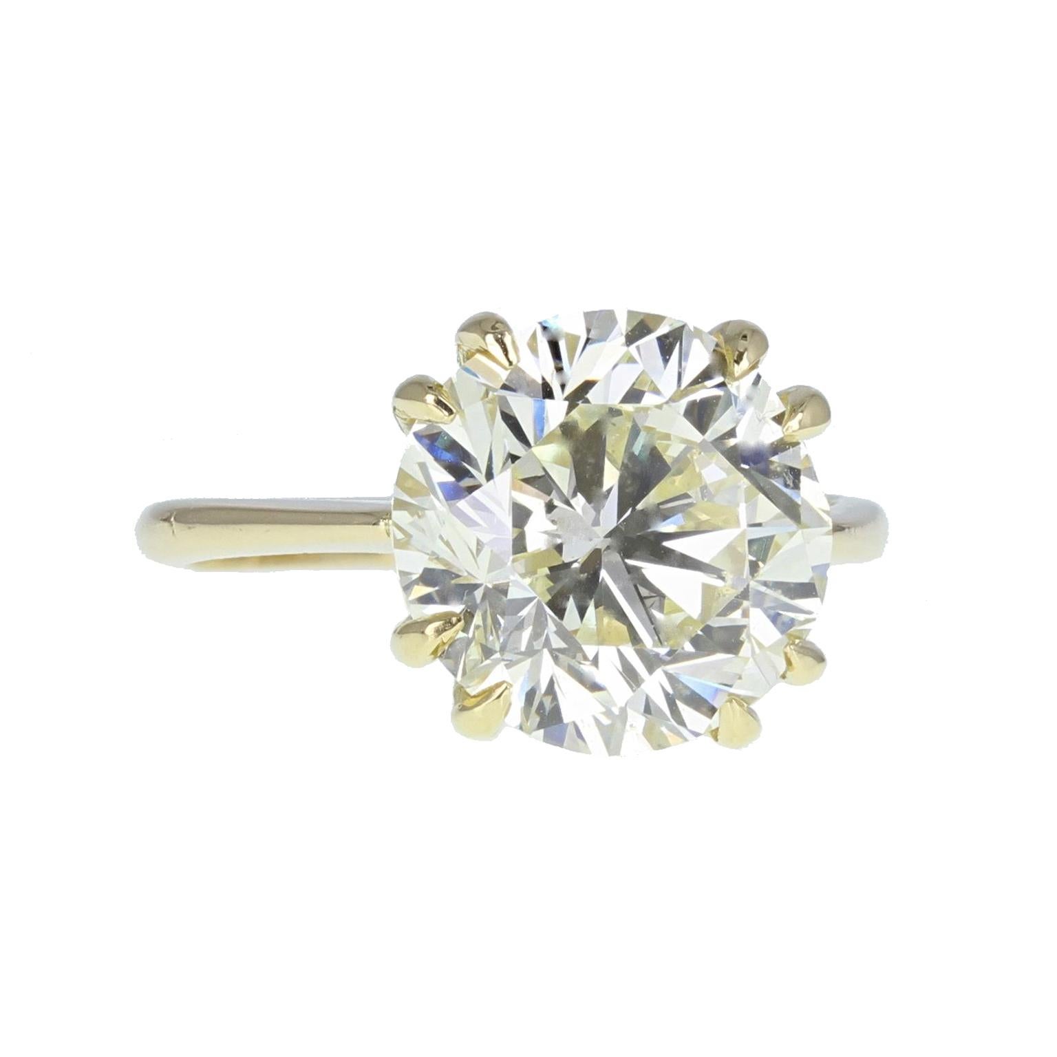 Modern 3.20 Carat Brilliant Cut Diamond Gold Solitaire Engagement Ring For Sale