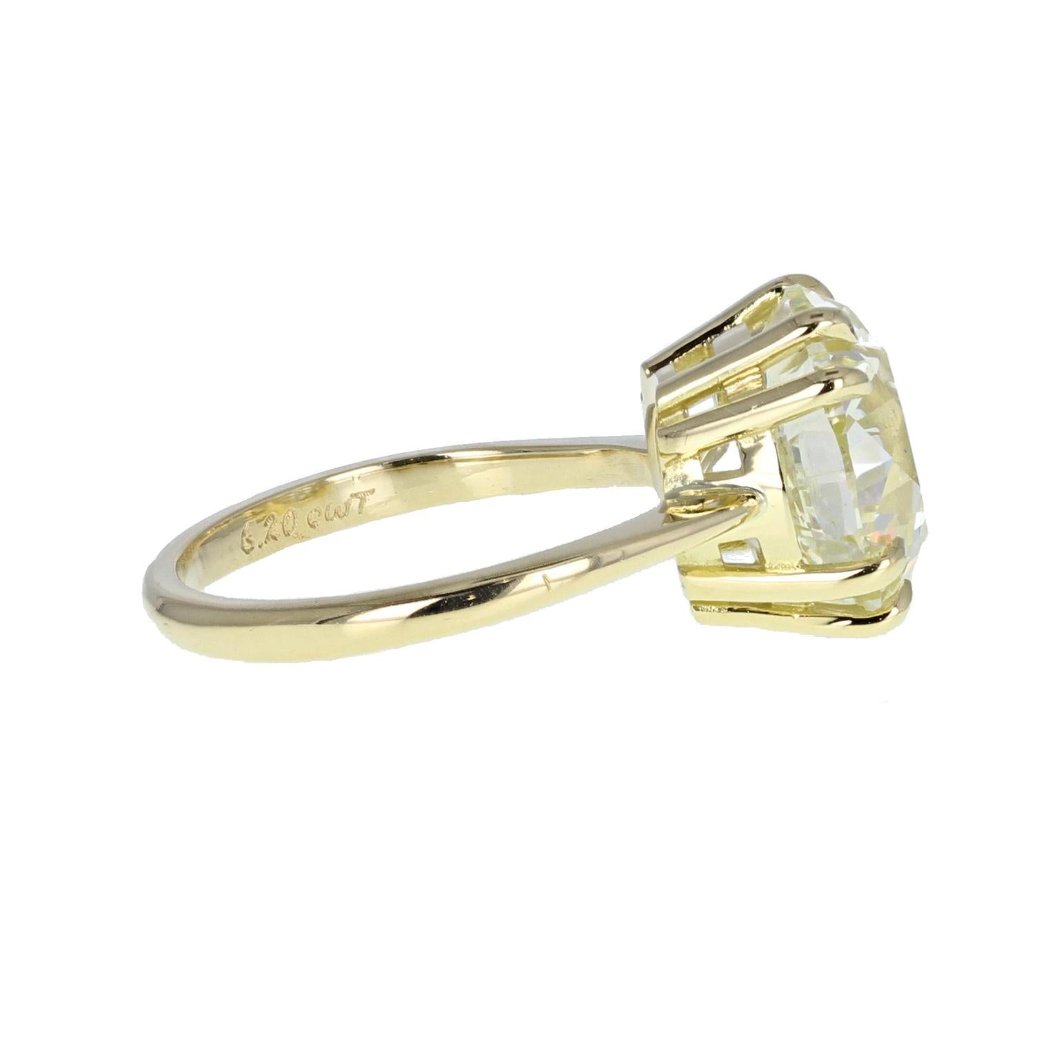 Round Cut 3.20 Carat Brilliant Cut Diamond Gold Solitaire Engagement Ring For Sale
