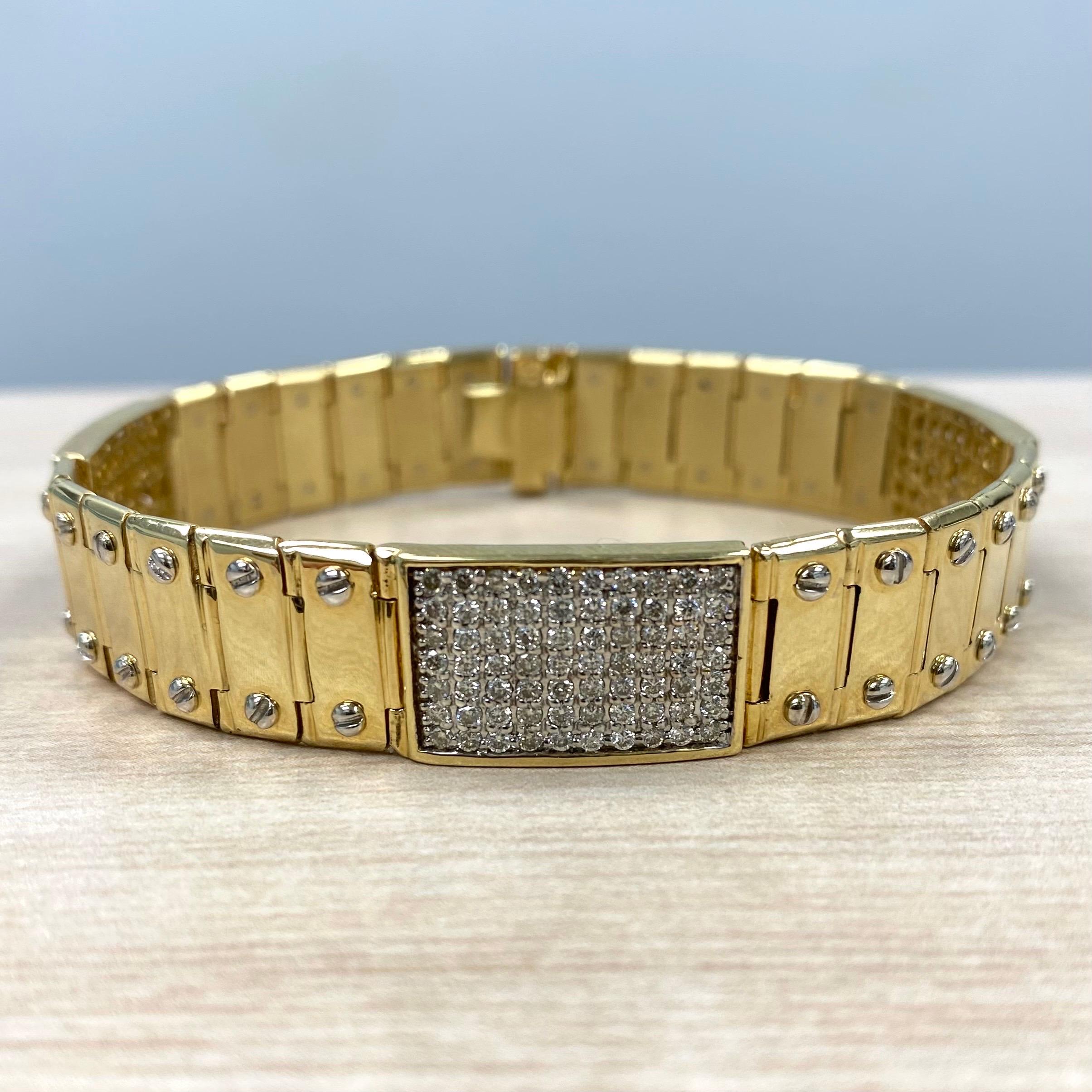Fabriqué à la main en or jaune 14K massif, ce bracelet audacieux et sophistiqué présente trois plaques incrustées de diamants, chacune mesurant 13 x 20 mm, ornées de diamants de taille ronde (couleur H/I, pureté SI/I) dans un éblouissant sertissage