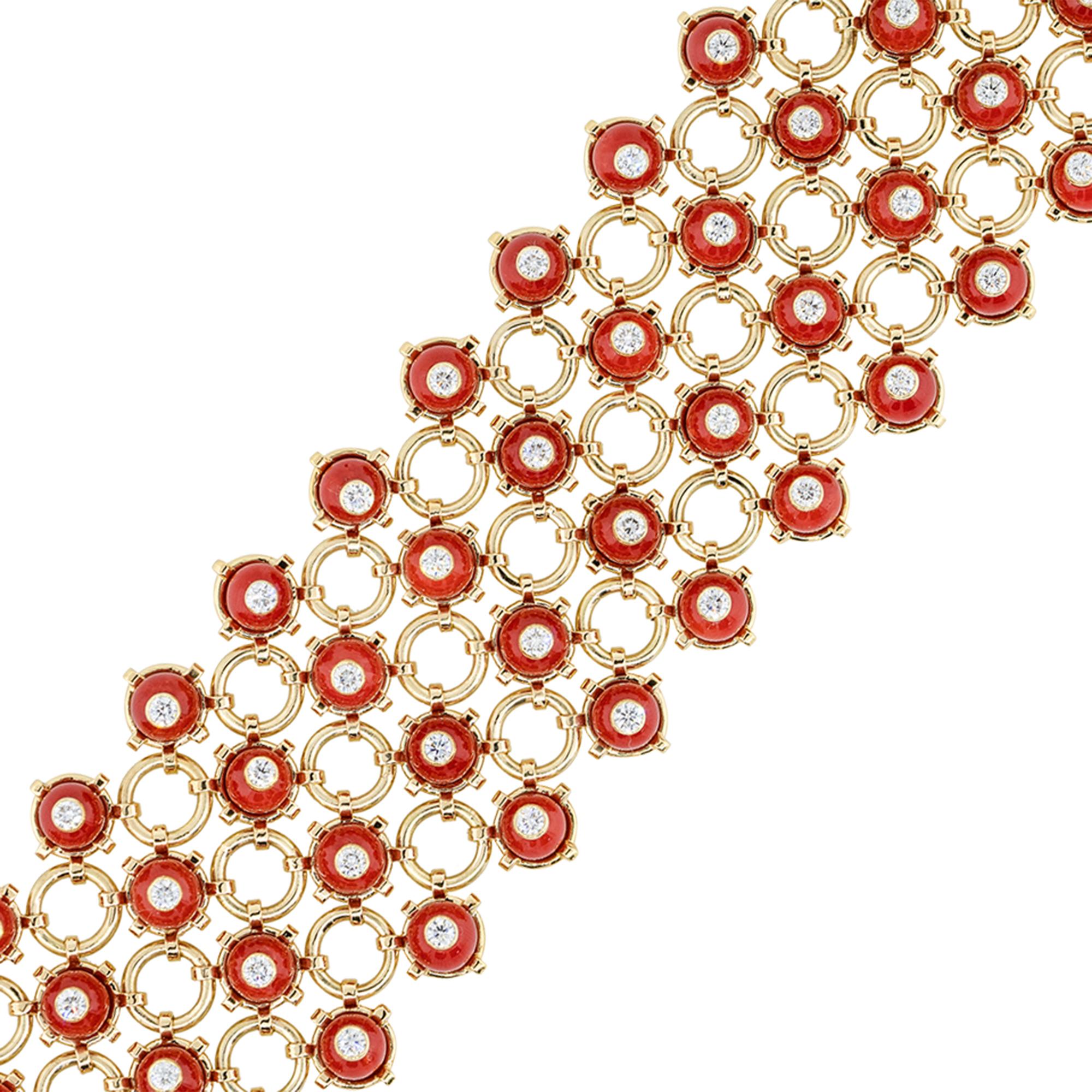 Designer: Gebrüder Aletto
Material: 18k Gelbgold
Details der Diamanten: Ca. 3,20 ct. rund geschliffene Diamanten. Die Diamanten haben eine Farbe von G/H und eine Reinheit von VS
Größe des Handgelenks: Passt bis zu einem 7