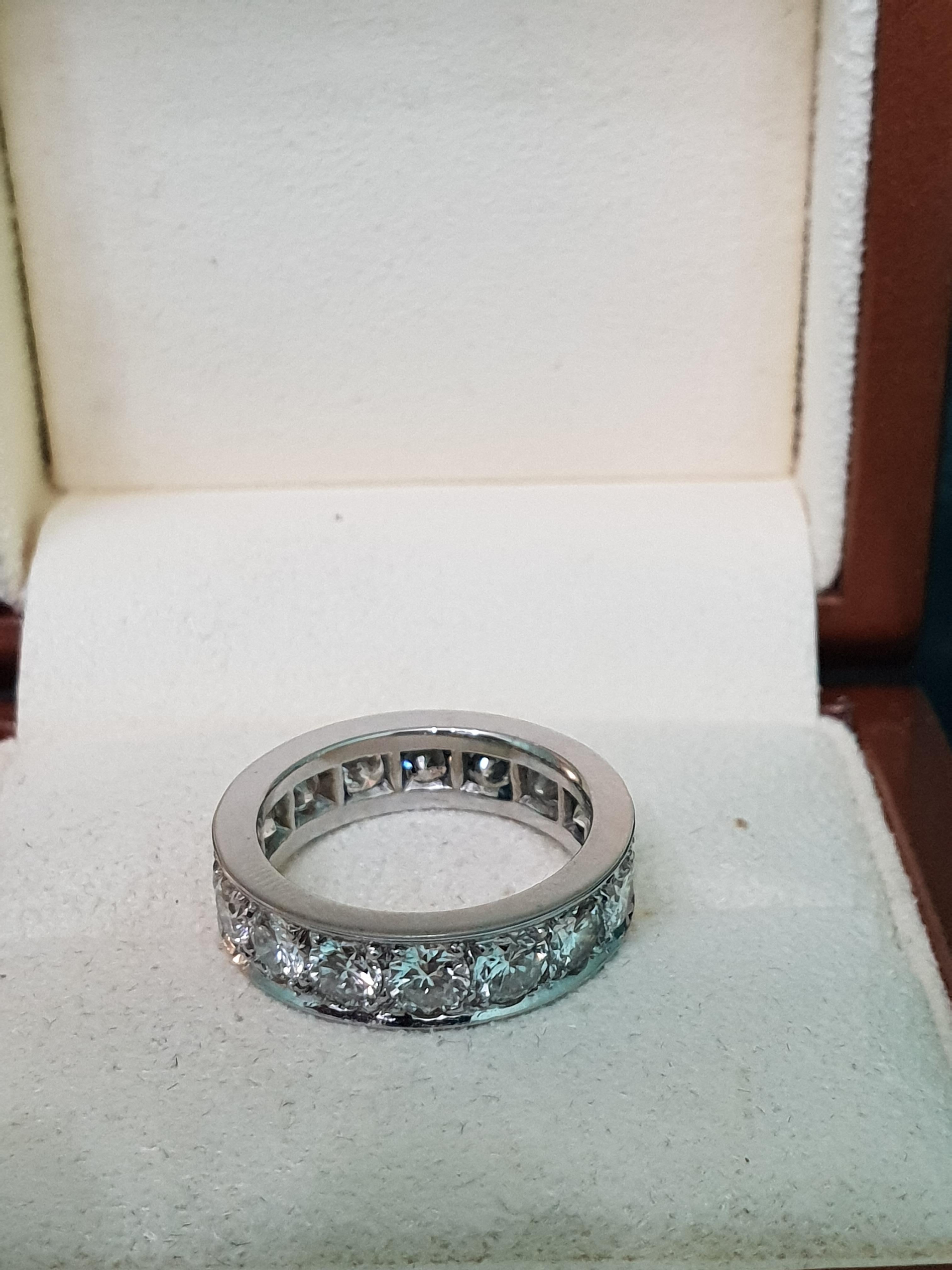 3.20 Carat Diamonds G Color VVS White 18 Karat Gold Band Ring Eternelle For Sale 4