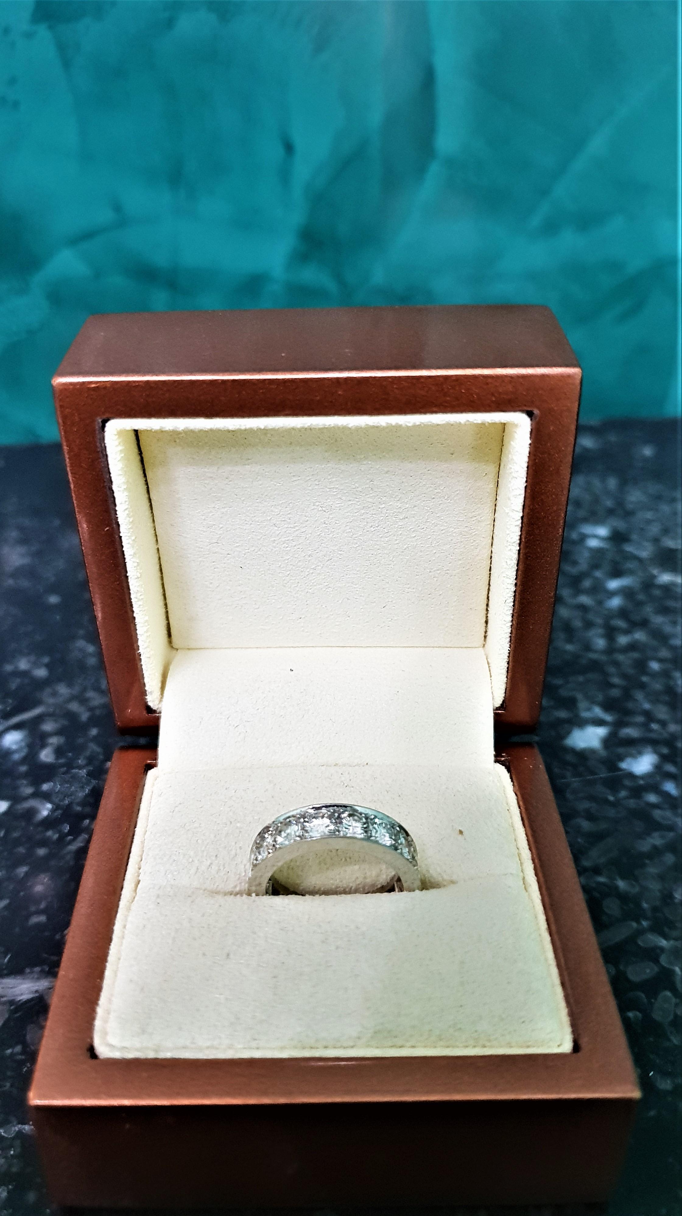 Elegant engagement ring white 18k gold and diamonds.
3.20 carat total round diamonds, G colour, Vvs purity. 
Size: 8 (Italy) -  4.5 (USA)
