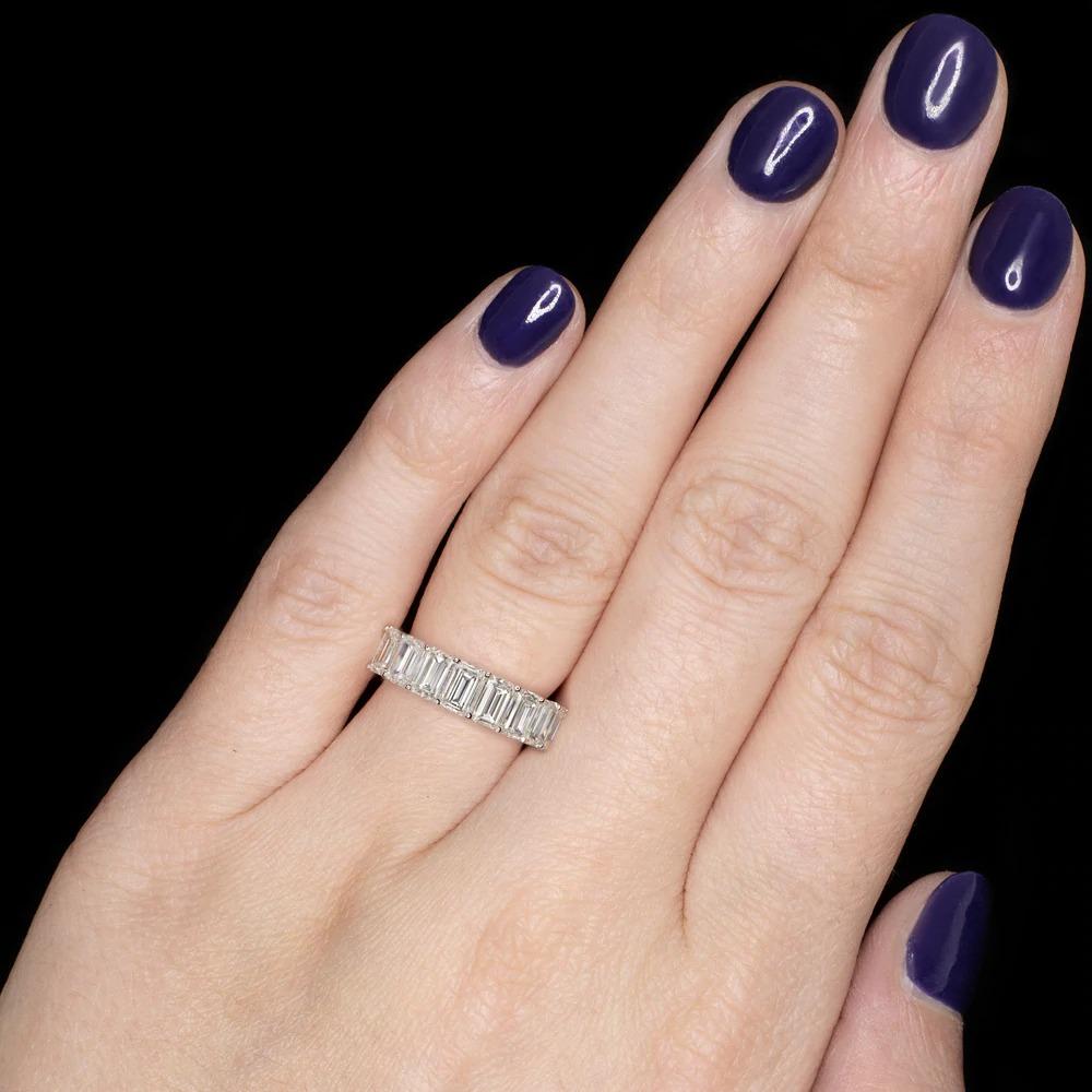 Cette bague présente 3,20ct de diamants vibrants de taille émeraude sertis dans un anneau moderne d'une élégante simplicité. Huit diamants de haute qualité, parfaitement assortis et de taille importante couvrent la face de la bague d'un éclat