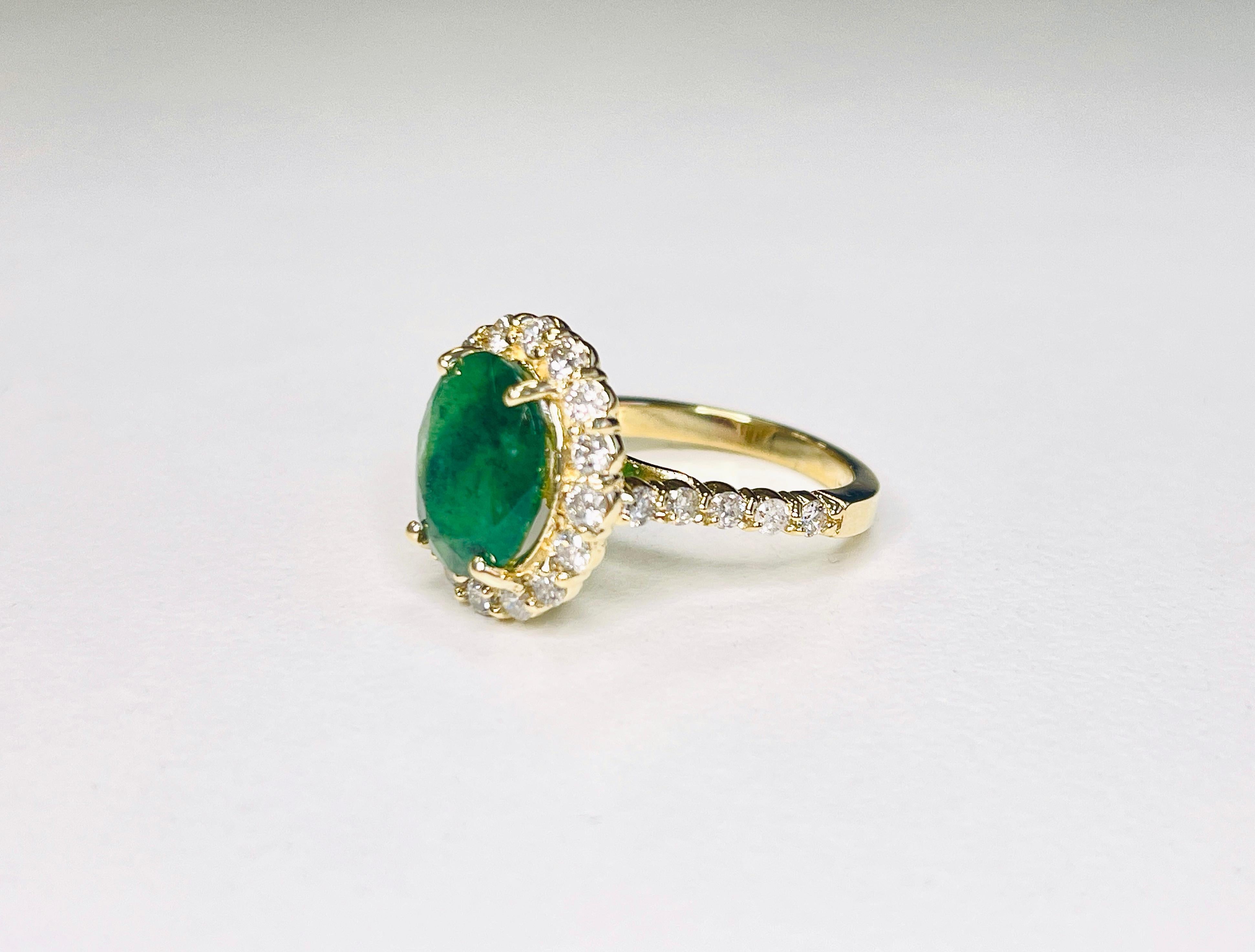 Ring aus 14 Karat Gelbgold mit 3,20 Karat Smaragd und Diamant (Ovalschliff) im Angebot