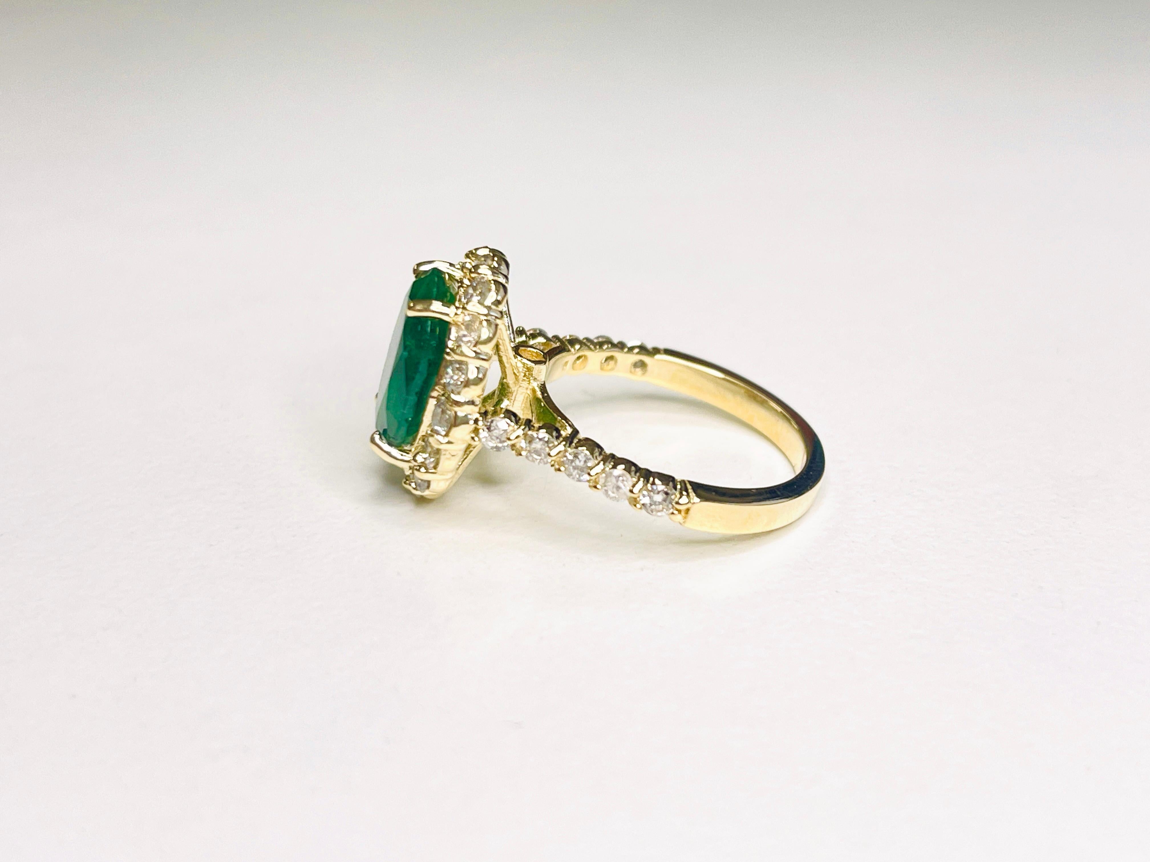 Ring aus 14 Karat Gelbgold mit 3,20 Karat Smaragd und Diamant im Zustand „Neu“ im Angebot in Great Neck, NY