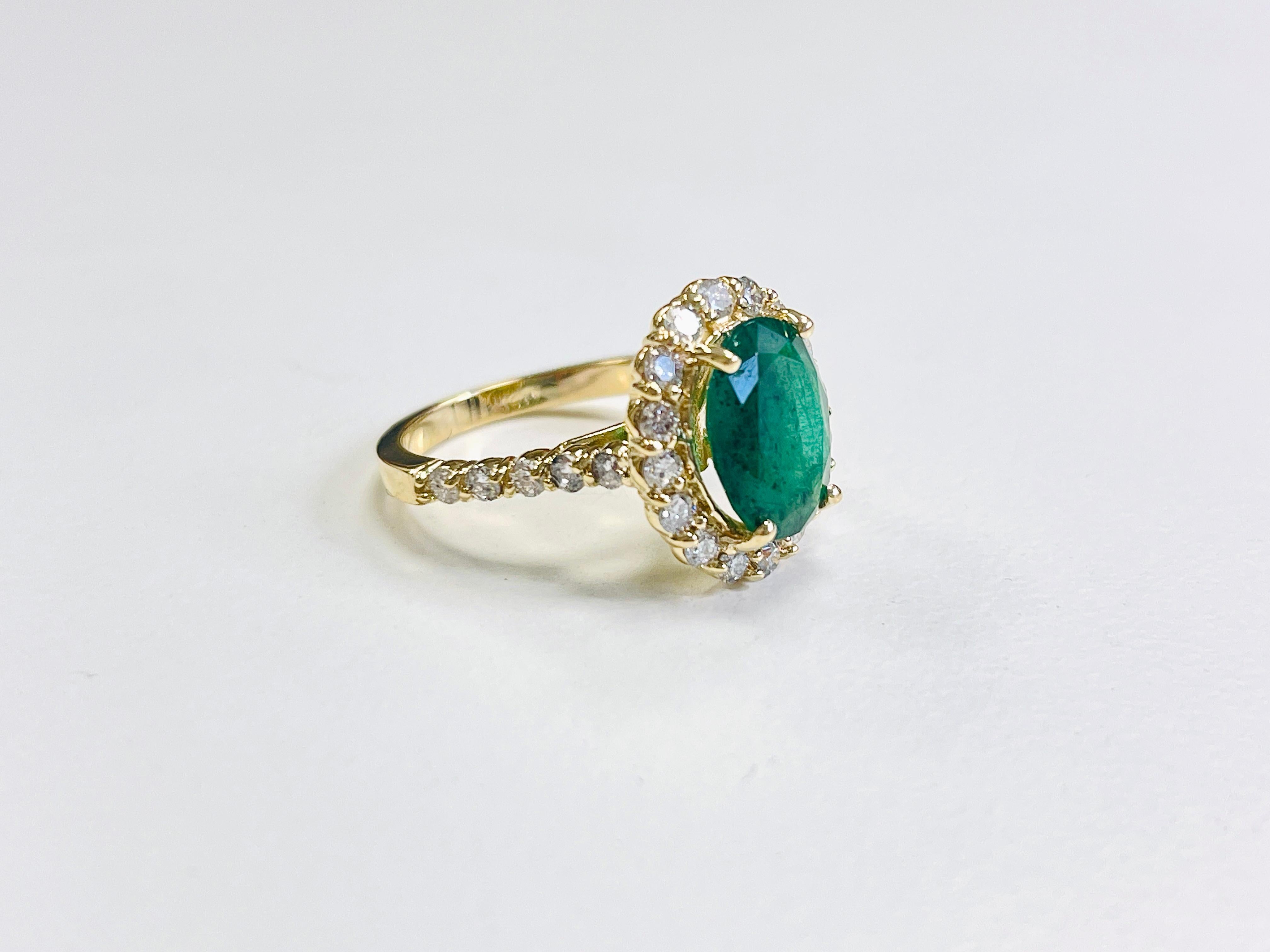 Women's or Men's 3.20 Carat Emerald Diamond 14K Yellow Gold Ring For Sale