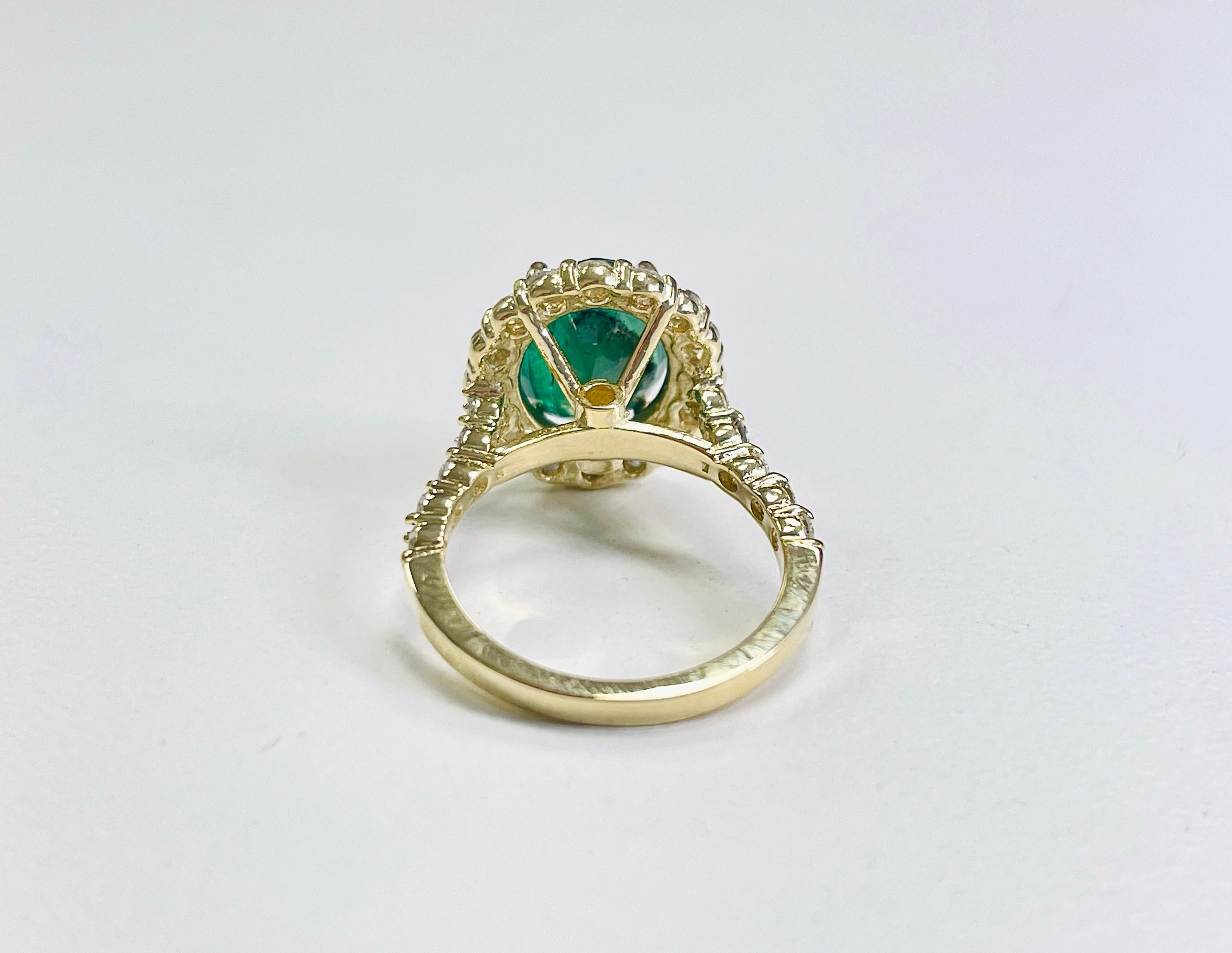 Ring aus 14 Karat Gelbgold mit 3,20 Karat Smaragd und Diamant im Angebot 2
