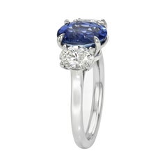Anello in platino con tre pietre: zaffiro di Ceylon ovale da 3,20 carati non trattato termicamente e diamanti – GIA