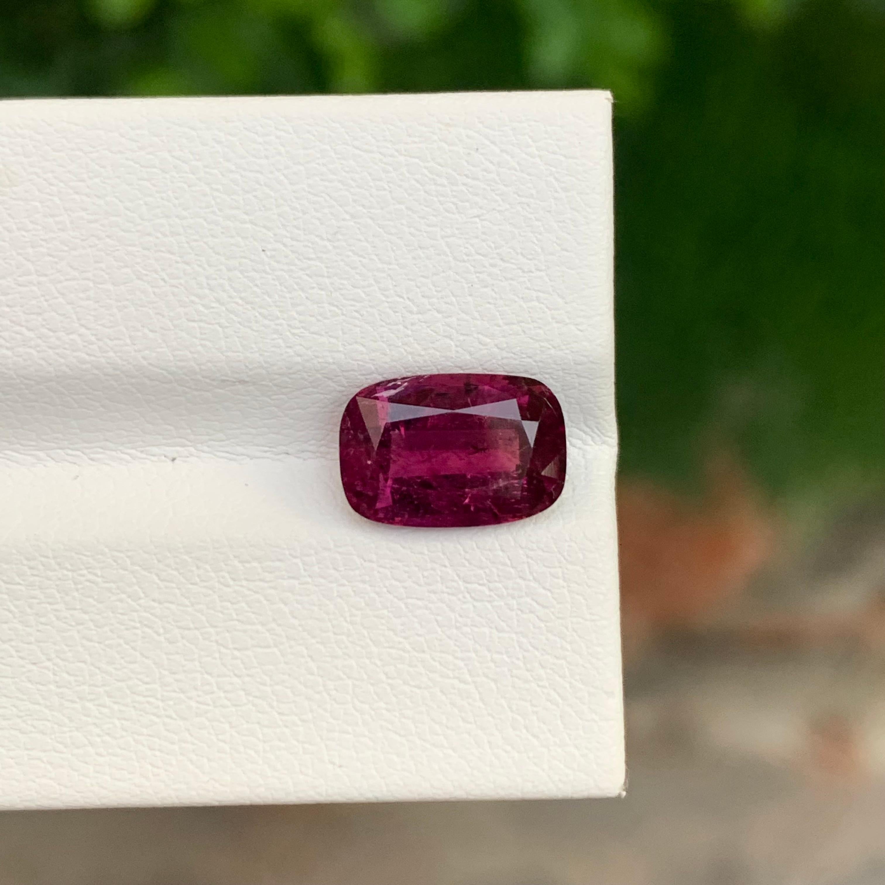 Taglio cuscino 3,20 carati di splendida tormalina rubellite sciolta a forma di cuscino per gioielli in vendita