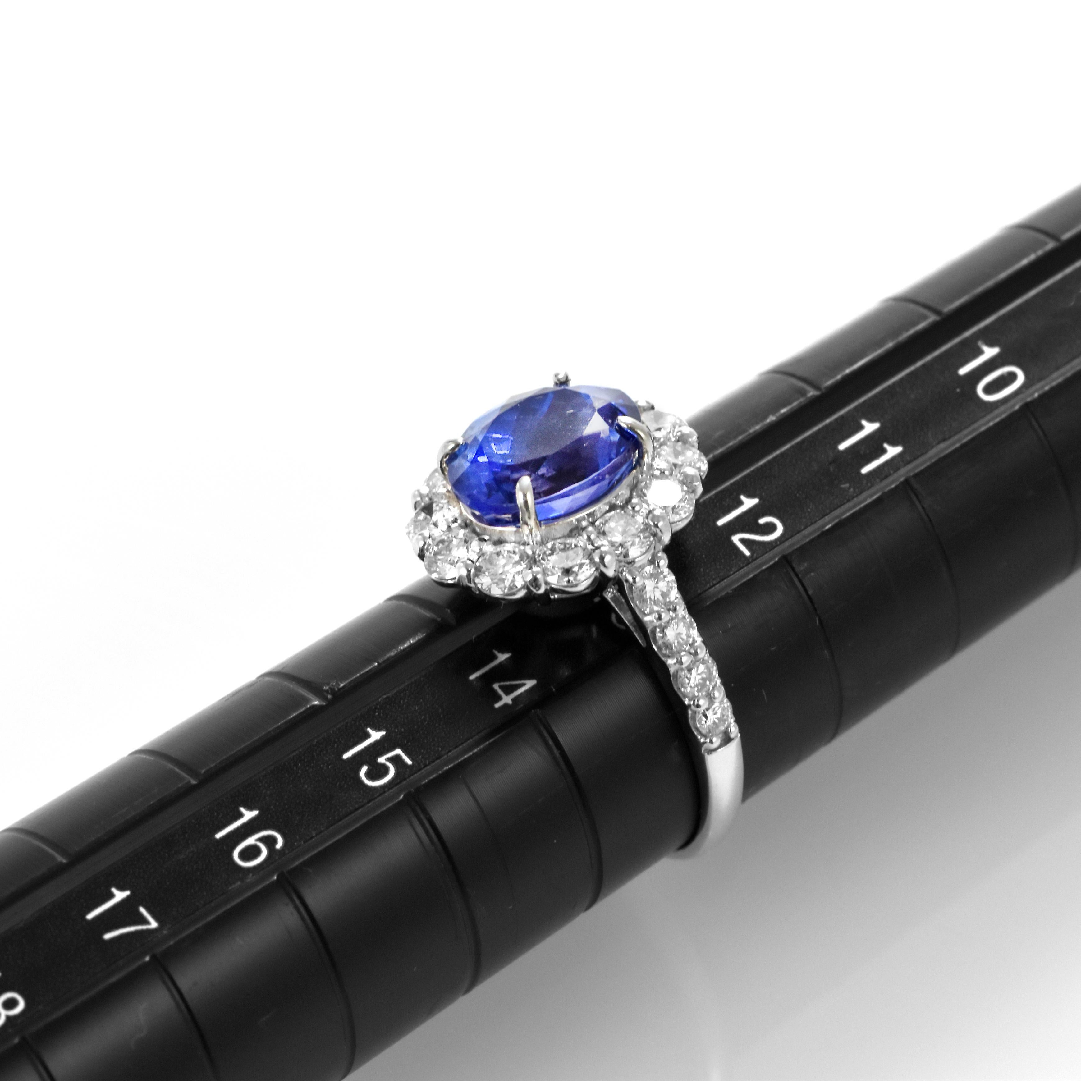 3.20 Carat Natural 'AAA' Tanzanite and Diamond Ring Made in Platinum For Sale 4