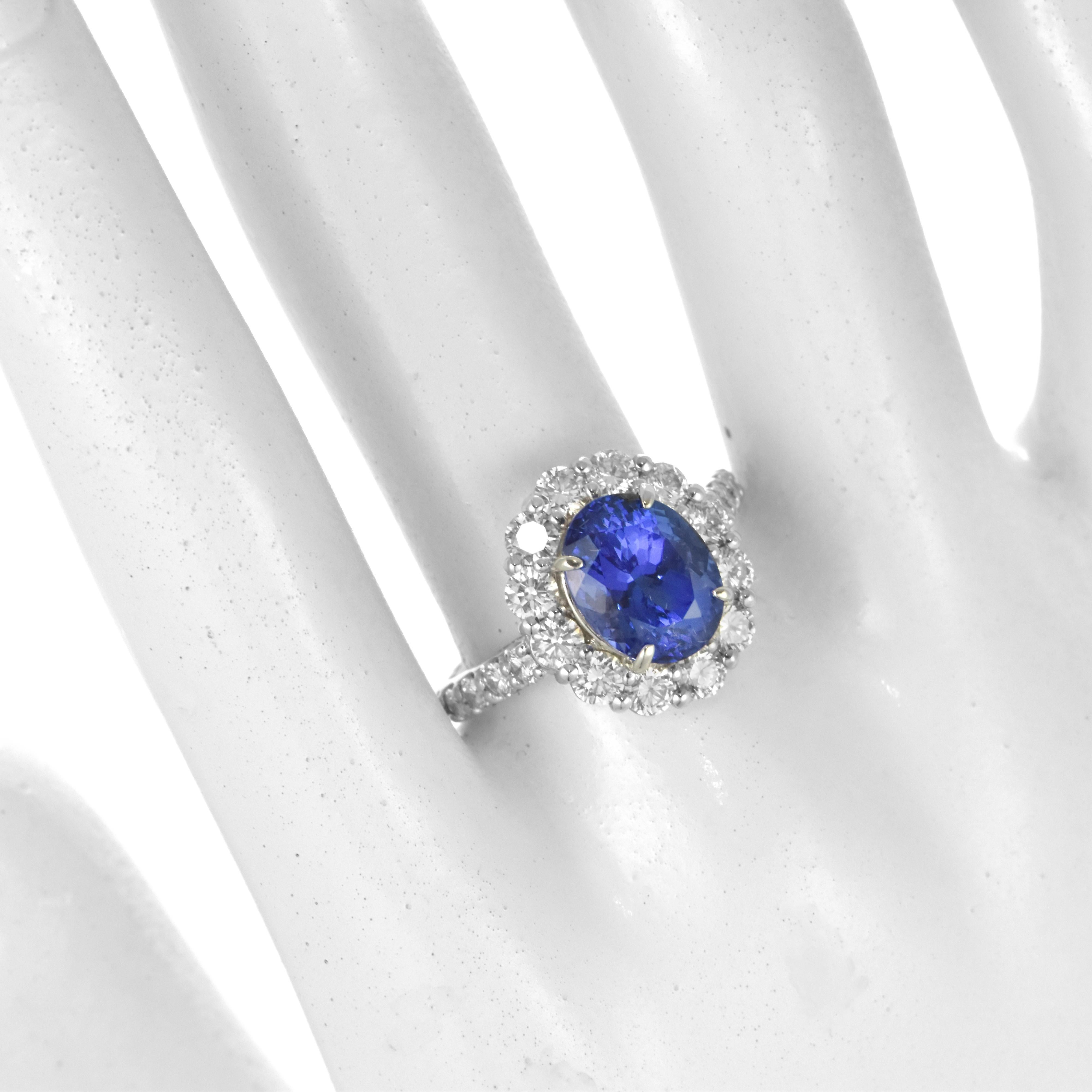 3.20 Carat Natural 'AAA' Tanzanite and Diamond Ring Made in Platinum In New Condition For Sale In Tokyo, JP