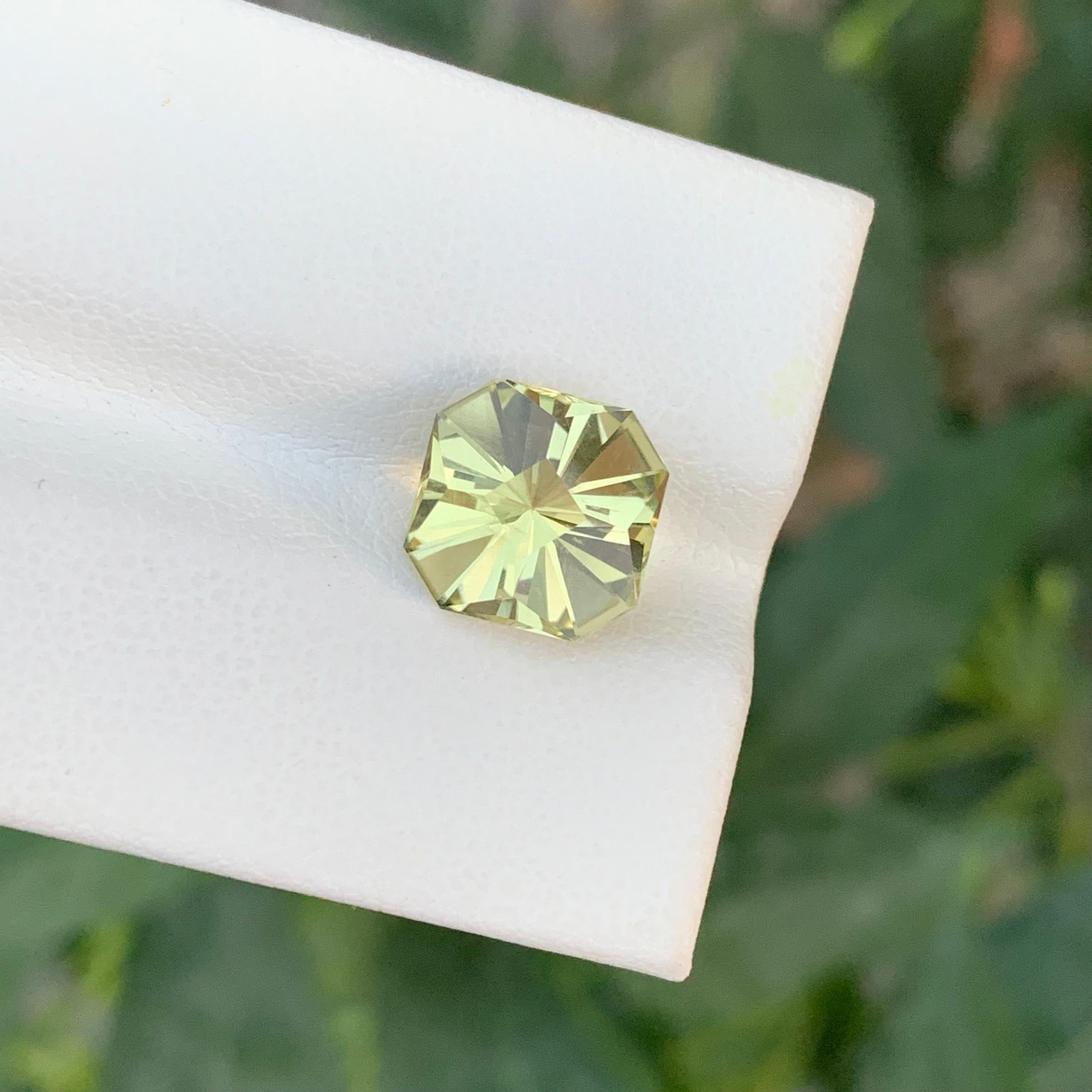 Arts and Crafts Pierre précieuse de forme carrée en quartz citron naturel non serti de 3,20 carats en vente