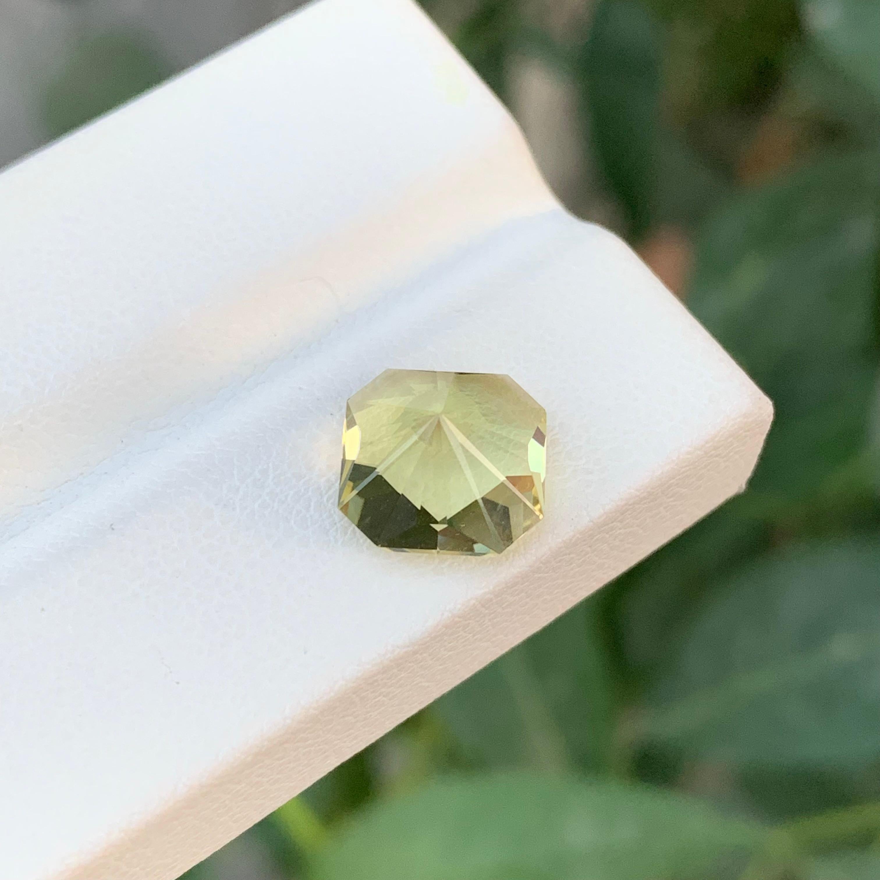 Pierre précieuse de forme carrée en quartz citron naturel non serti de 3,20 carats en vente 1