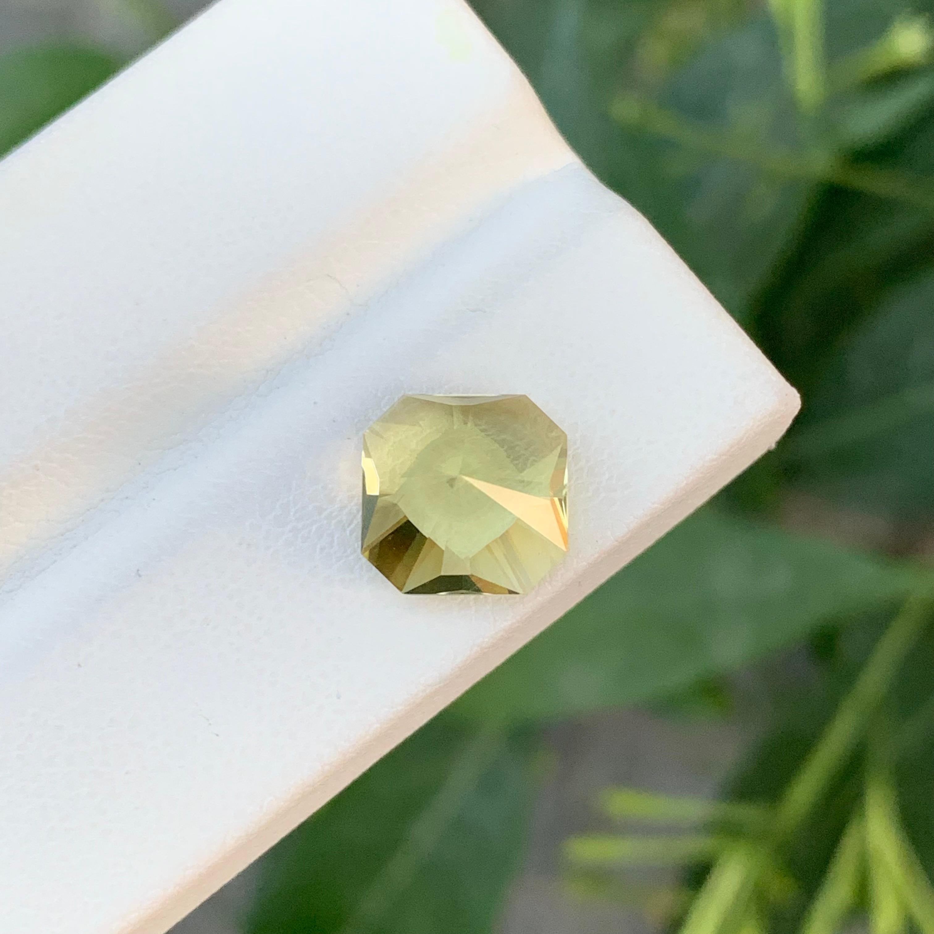 Pierre précieuse de forme carrée en quartz citron naturel non serti de 3,20 carats en vente 2