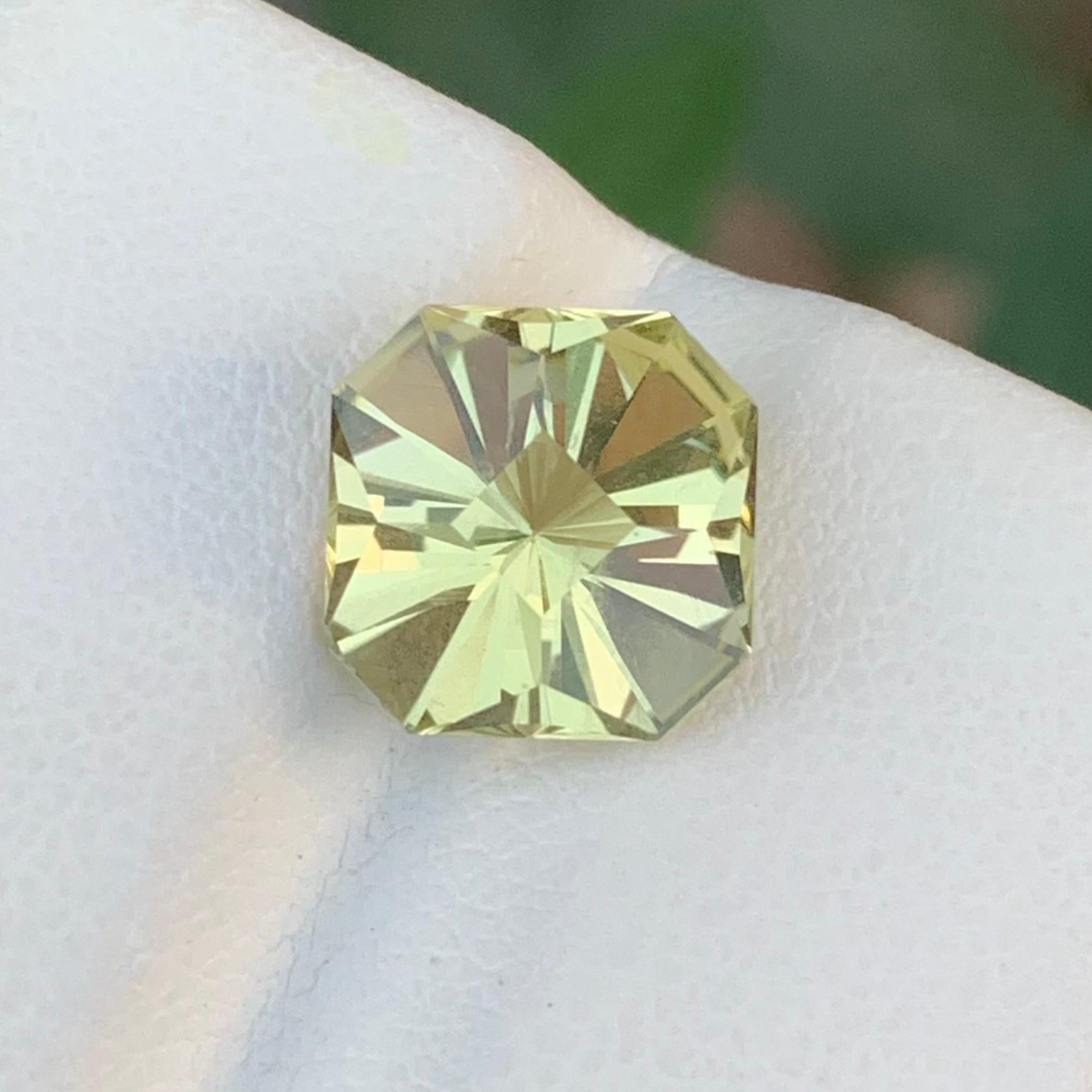 Pierre précieuse de forme carrée en quartz citron naturel non serti de 3,20 carats en vente 3