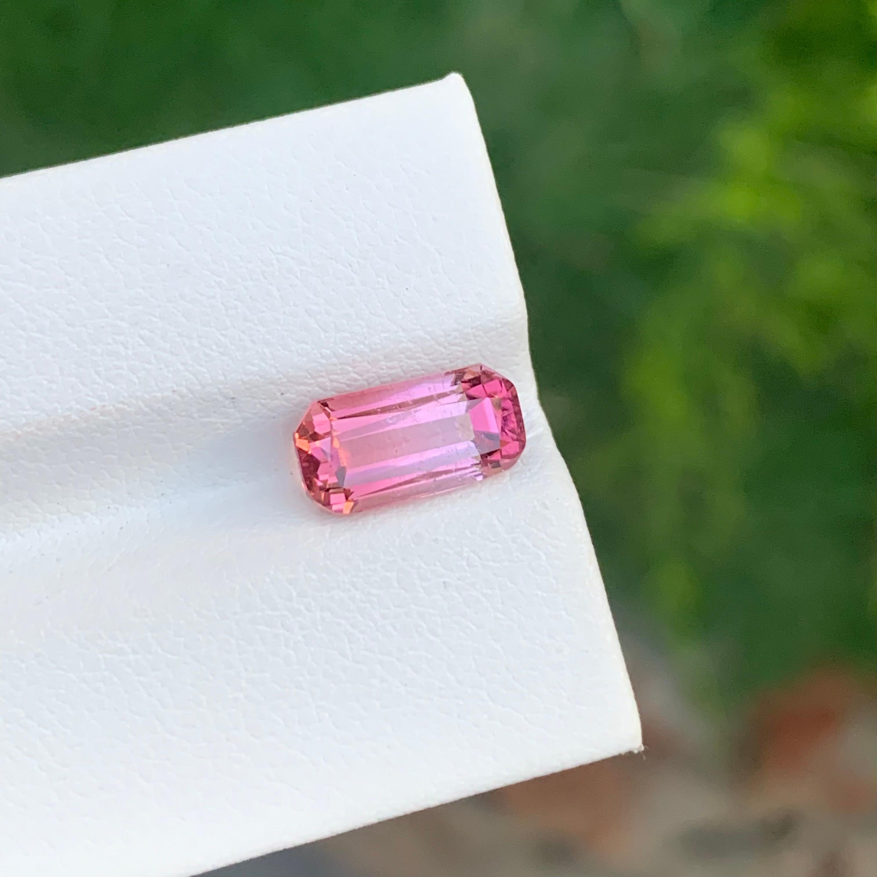 Arts and Crafts Tourmaline rose naturelle non sertie de 3,20 carats de forme coussin longue pour bijoux en vente