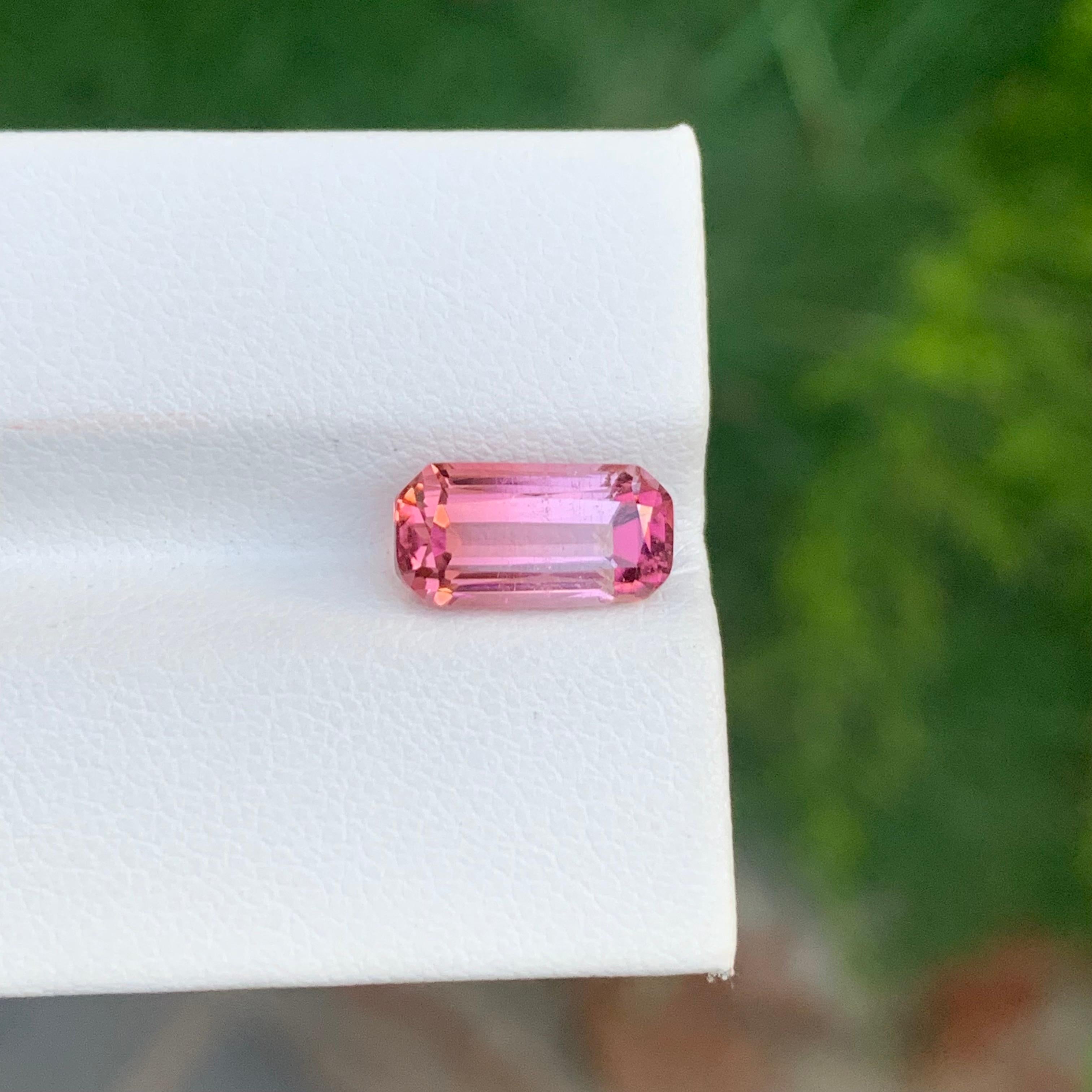Taille coussin Tourmaline rose naturelle non sertie de 3,20 carats de forme coussin longue pour bijoux en vente