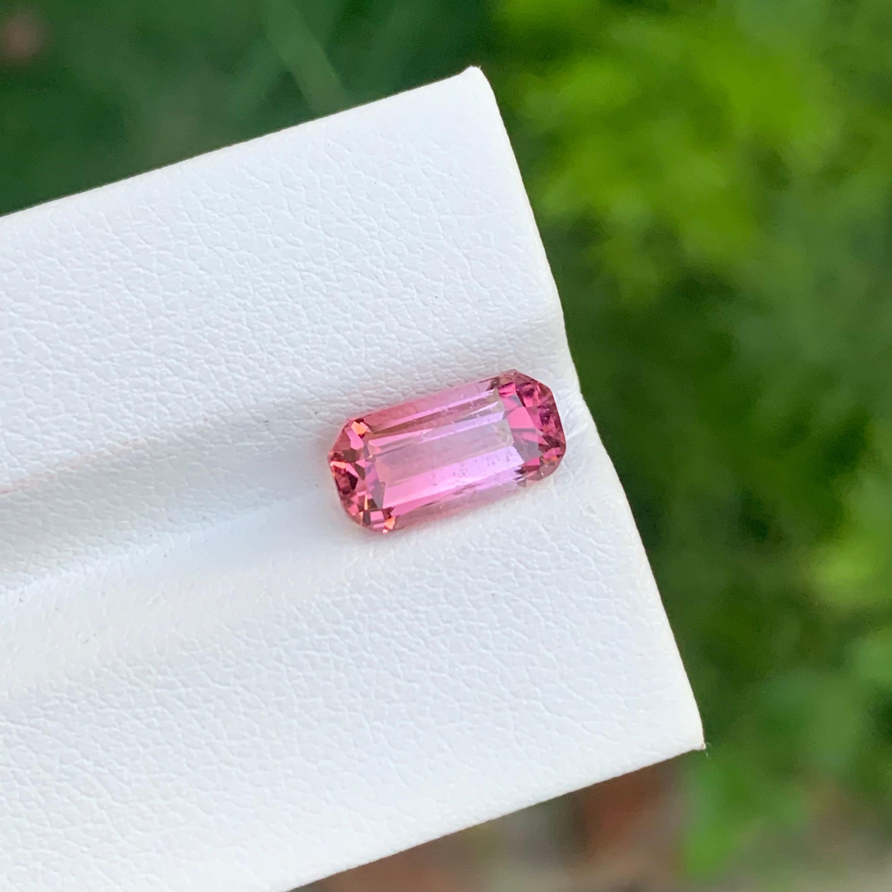 Tourmaline rose naturelle non sertie de 3,20 carats de forme coussin longue pour bijoux Unisexe en vente