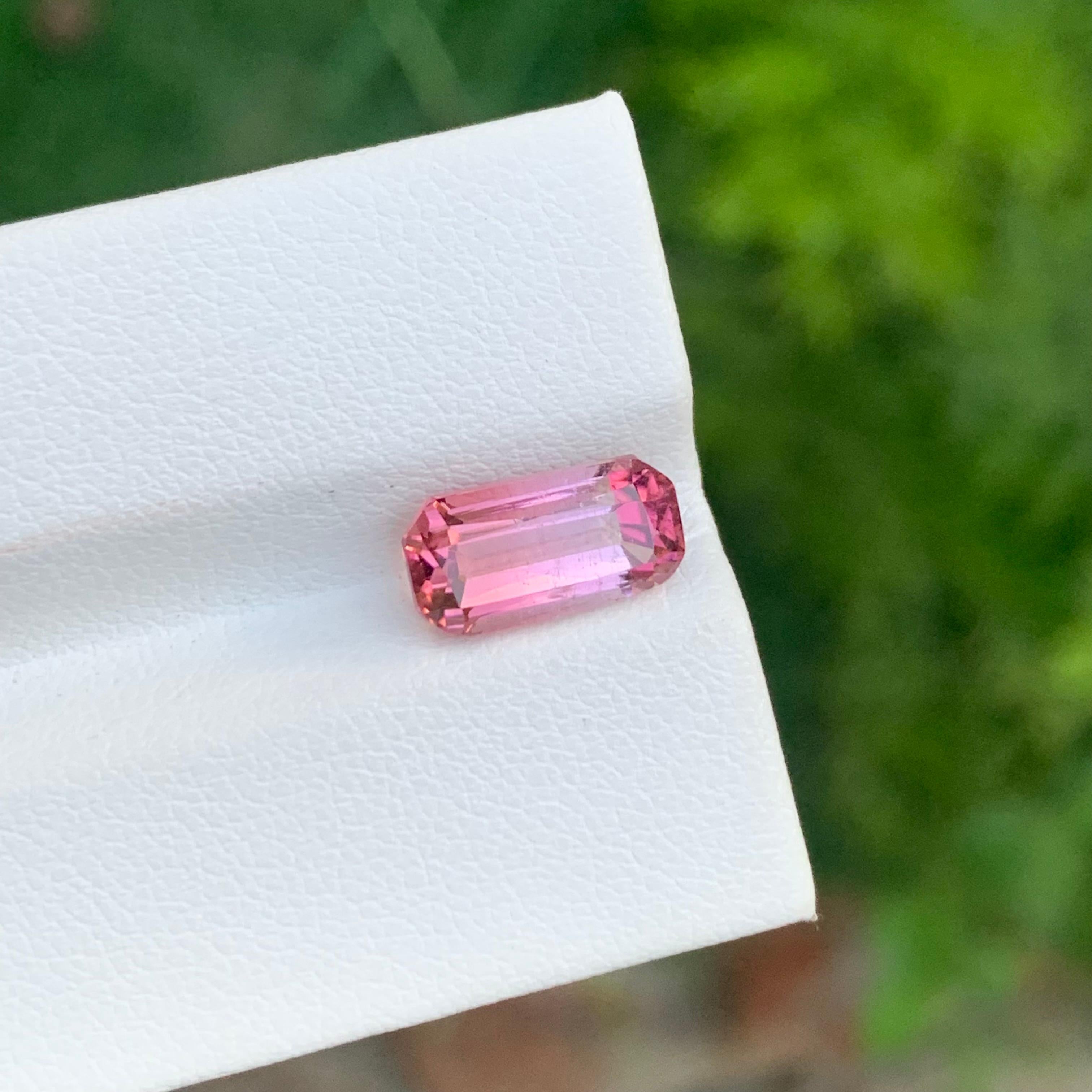 Tourmaline rose naturelle non sertie de 3,20 carats de forme coussin longue pour bijoux en vente 1