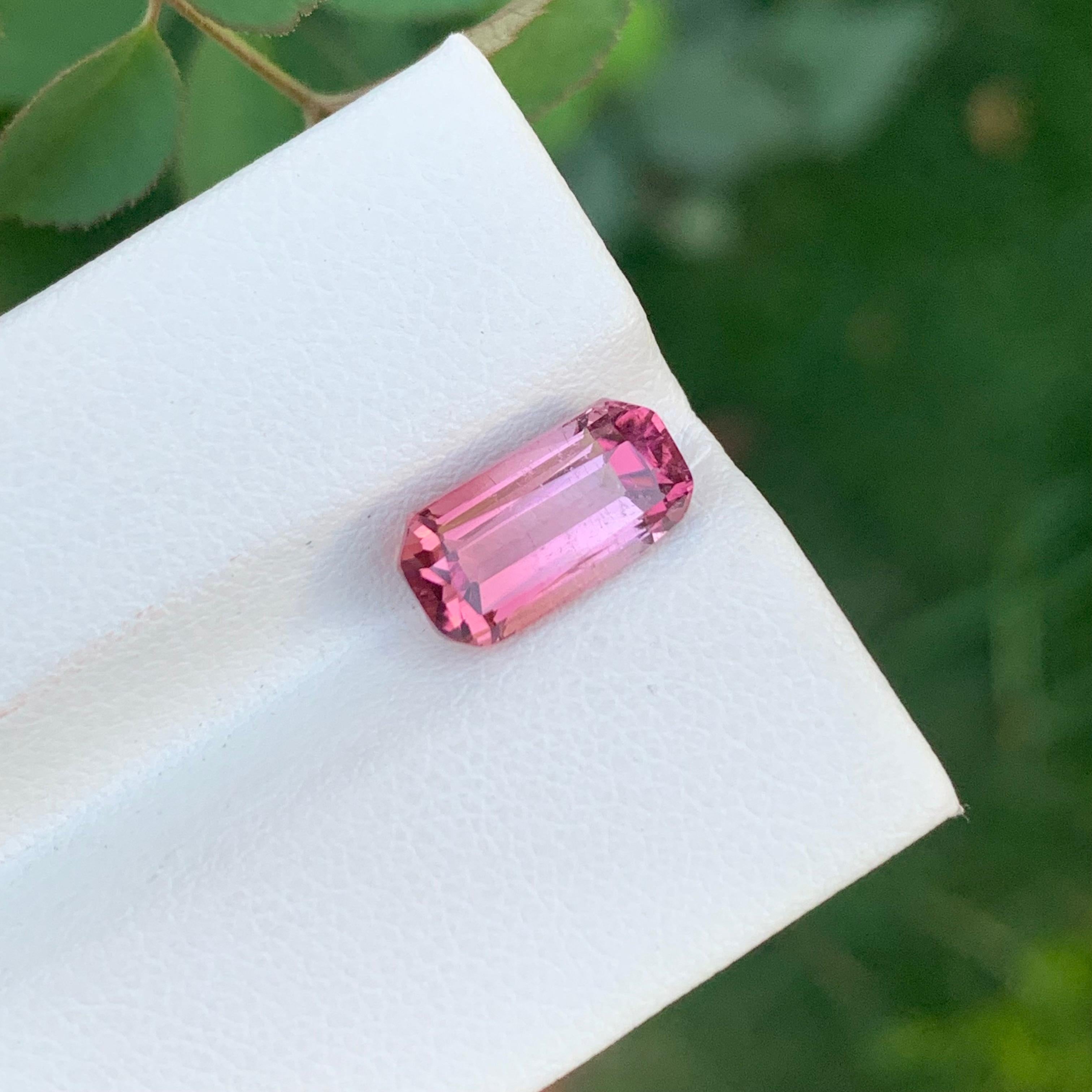 Tourmaline rose naturelle non sertie de 3,20 carats de forme coussin longue pour bijoux en vente 3