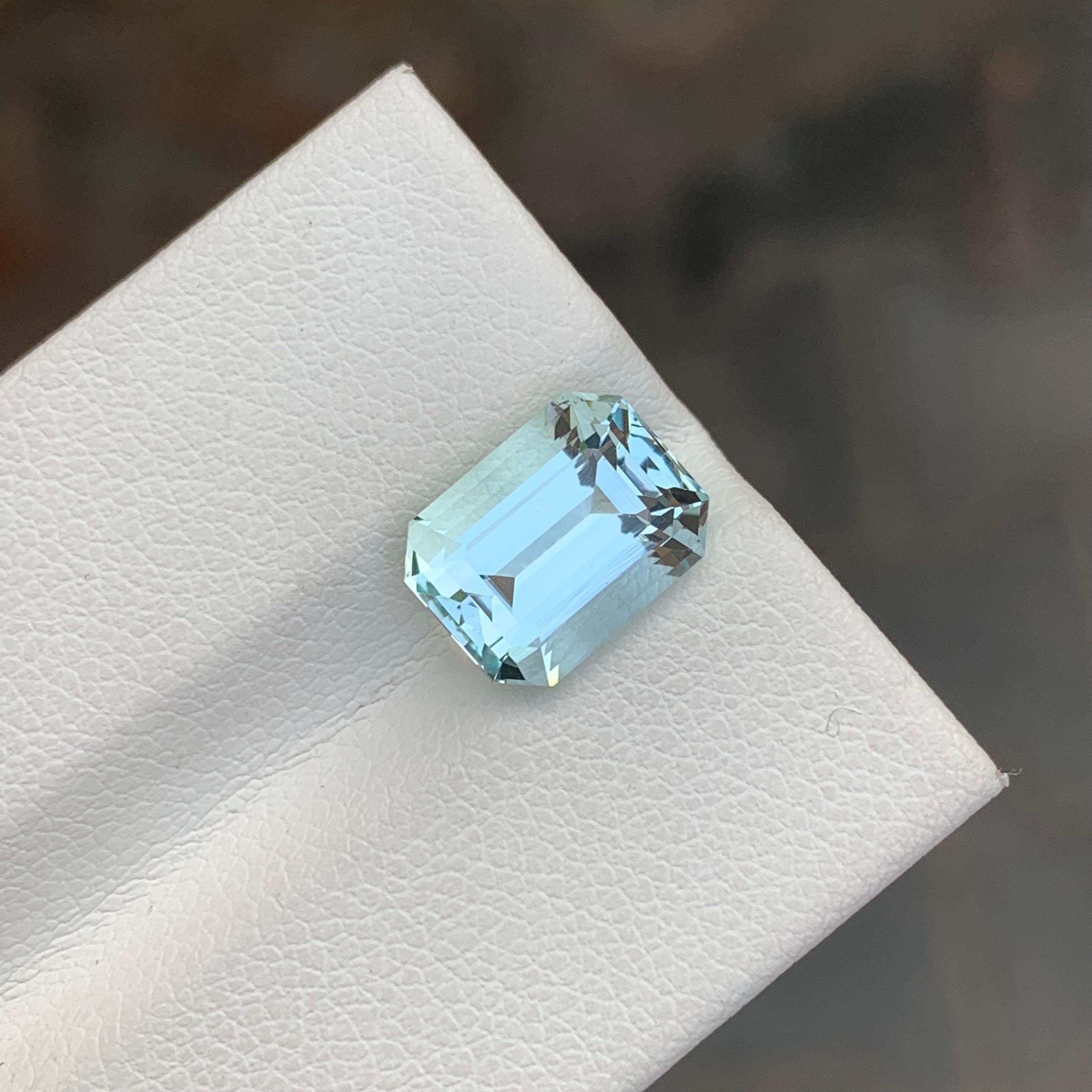 Women's or Men's 3.20 Carat Natural Loose Untreated Aquamarine Gemstone From Pakistan For Sale