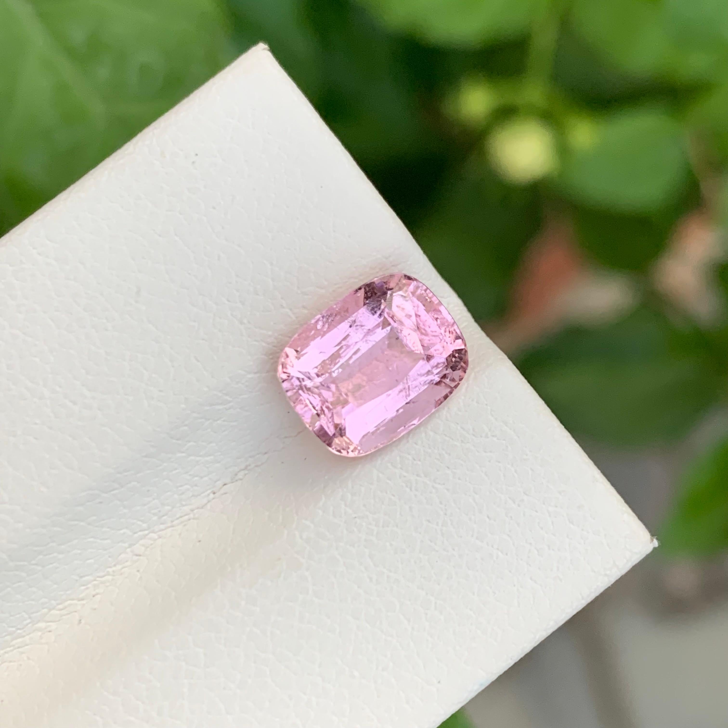 Loser rosa Turmalin

Gewicht: 3,20 Karat
Abmessung: 9.5 x 7.7 x 5.8 Mm
Farbe: Rosa 
Herkunft: Afghanistan
Zertifikat: Auf Anfrage
Behandlung: Nicht
Die Form: Kissen
Klarheit : Leicht eingeschlossen 


Der Turmalin ist ein faszinierender Edelstein,