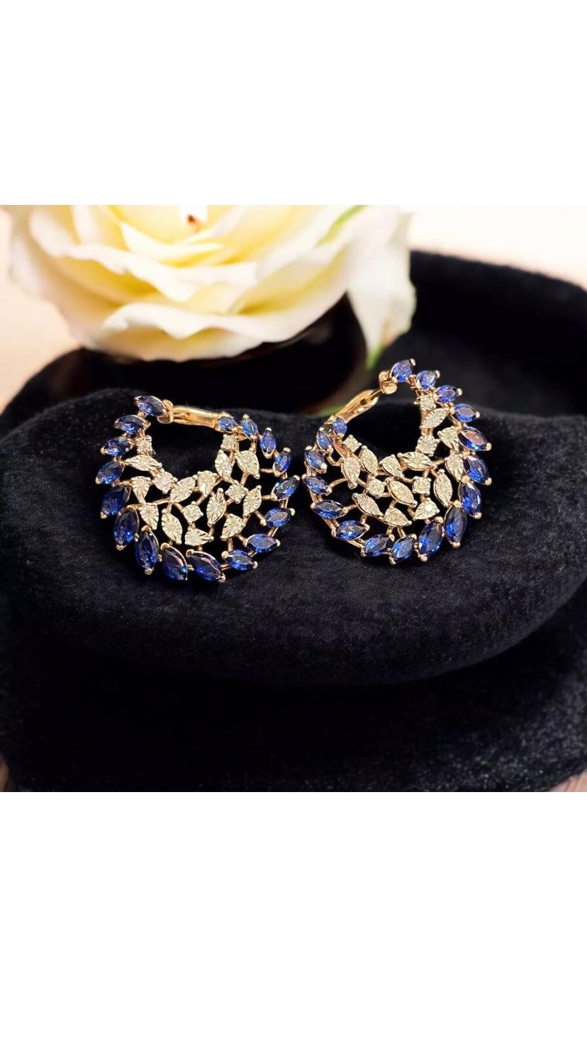 Uno squisito orecchino con smeraldi e diamanti.
Il design intricato eleva la tua bellezza senza tempo e aggiunge un tocco di raffinatezza e fascino al tuo look.
Gli splendidi orecchini sono realizzati in oro rosé 14k con smeraldi naturali lucenti di